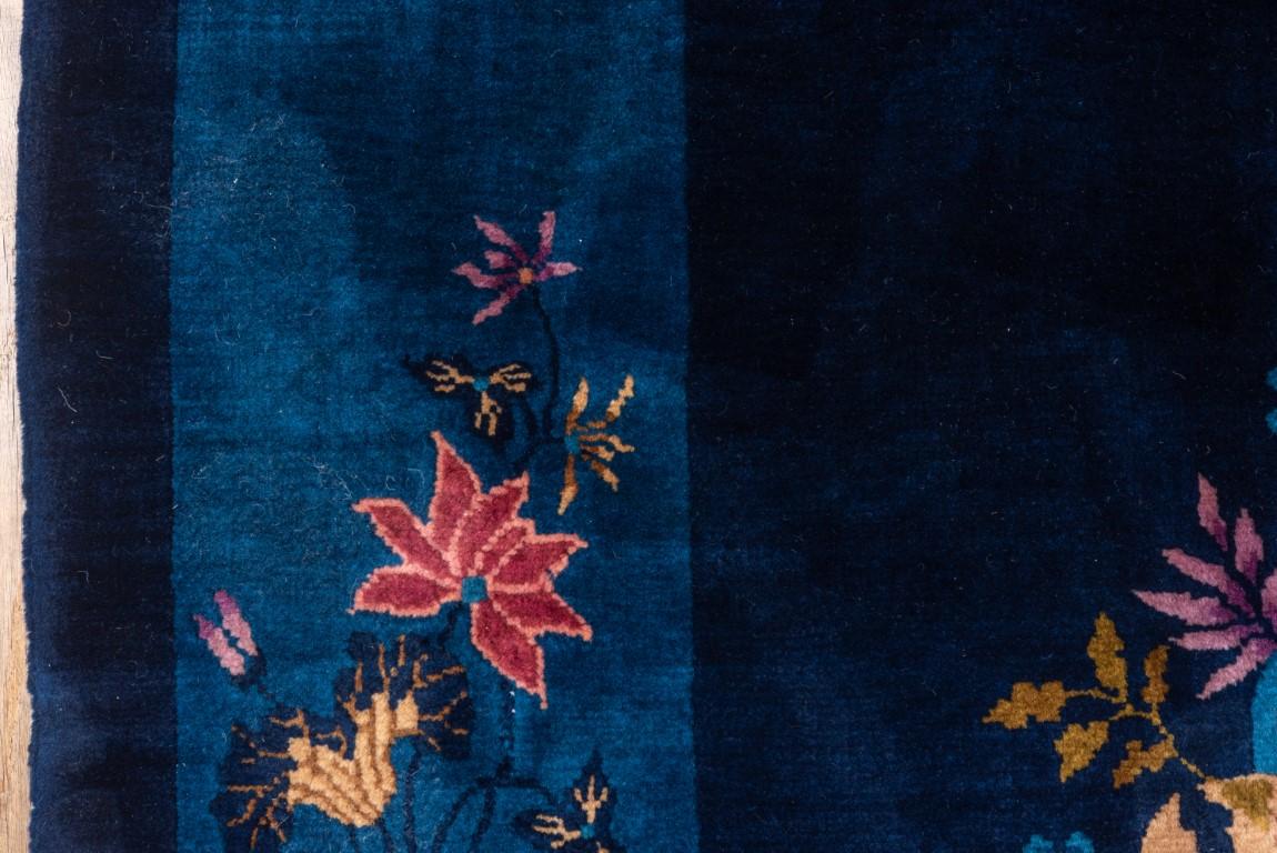 Marineblauer, offener, antiker, chinesischer Teppich mit kontrastierenden, hellen Farben im Zustand „Gut“ im Angebot in New York, NY