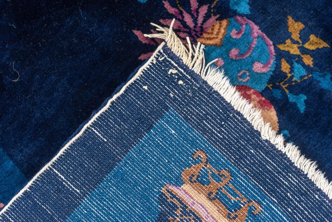 Marineblauer, offener, antiker, chinesischer Teppich mit kontrastierenden, hellen Farben (20. Jahrhundert) im Angebot