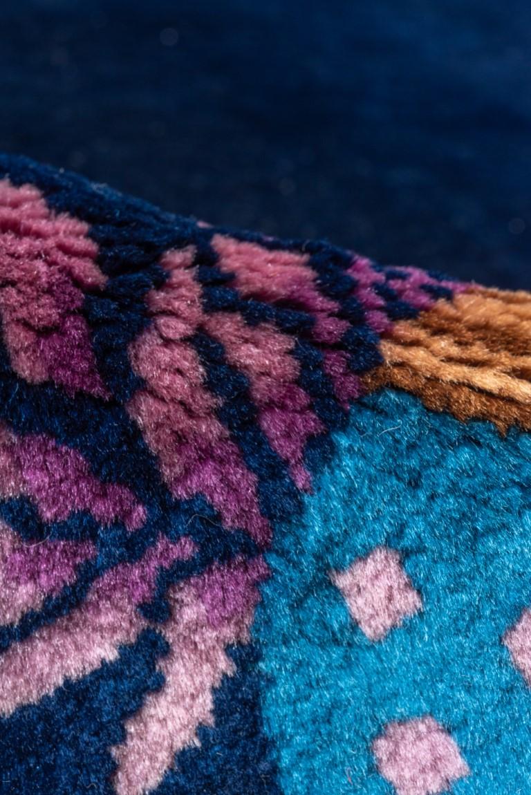 Marineblauer, offener, antiker, chinesischer Teppich mit kontrastierenden, hellen Farben (Wolle) im Angebot
