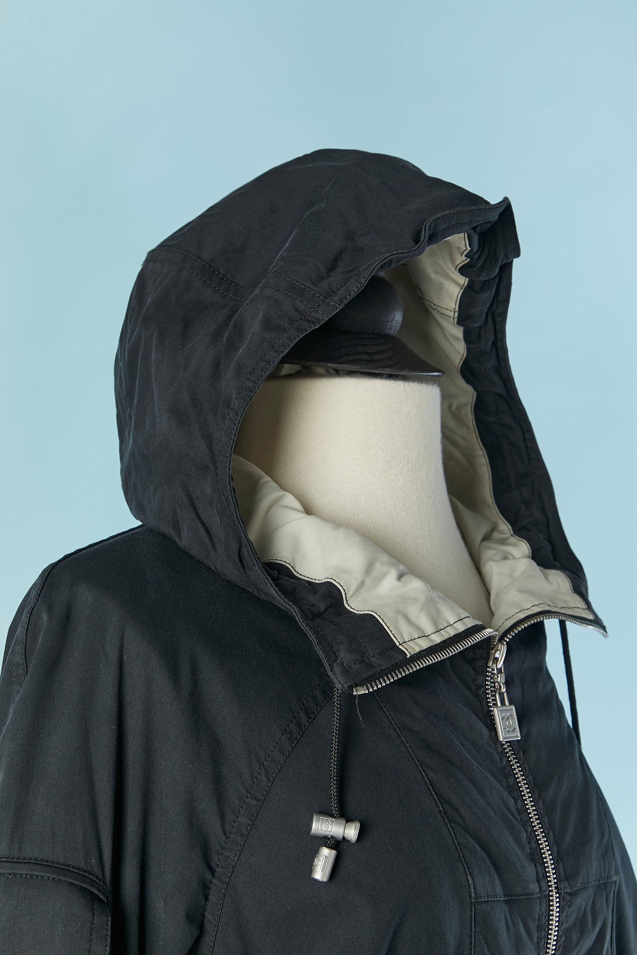 Parka azul marino con capucha CHANEL en Excelente estado para la venta en Saint-Ouen-Sur-Seine, FR