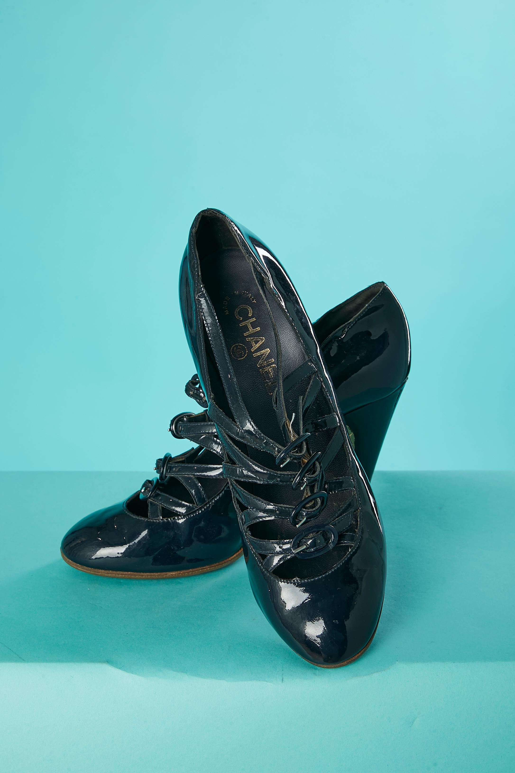 Navy patent leather pump with multi-buckles and gold metal heels Chanel  In Good Condition For Sale In Saint-Ouen-Sur-Seine, FR