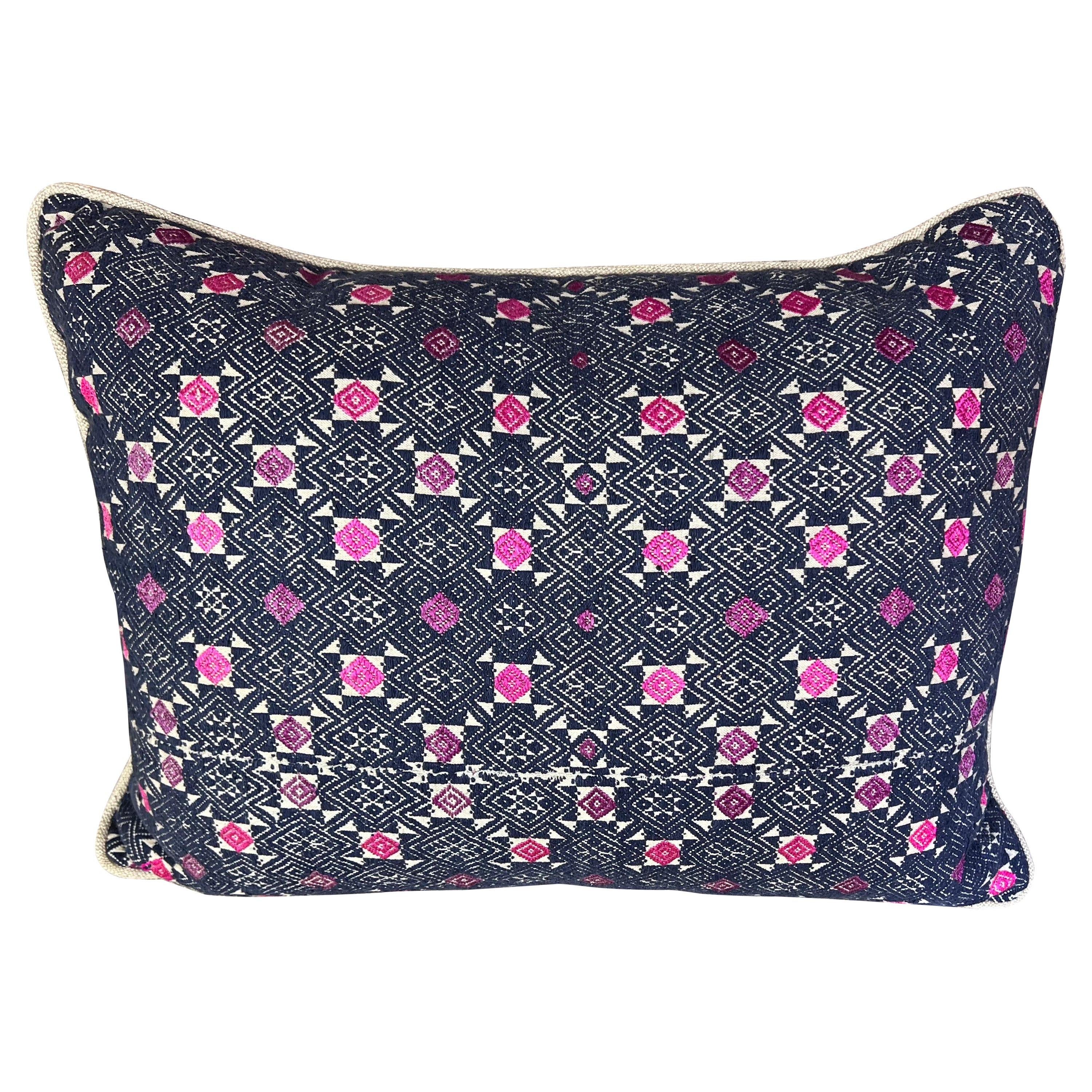 Coussin tribal géométrique tissé marine et rose