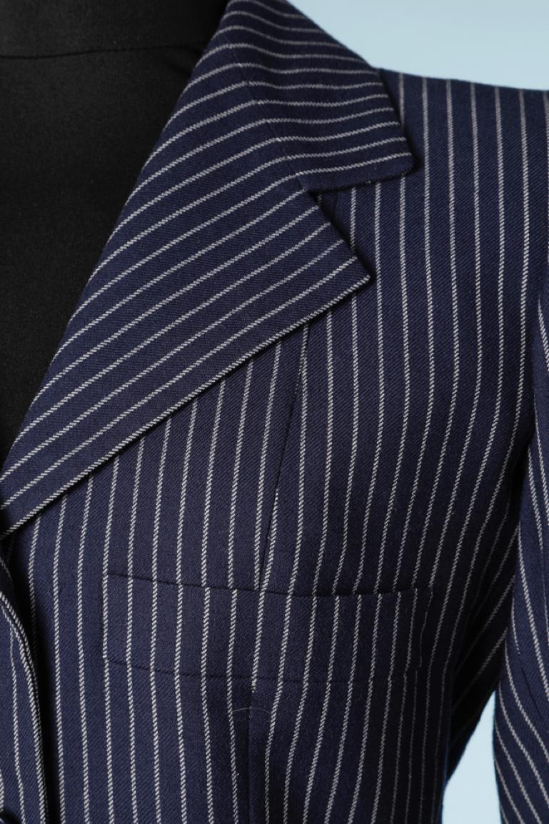 Navy pinstriped skirt-suit in wool. Navy silk lining. Numbered : 11800
SIZE M
