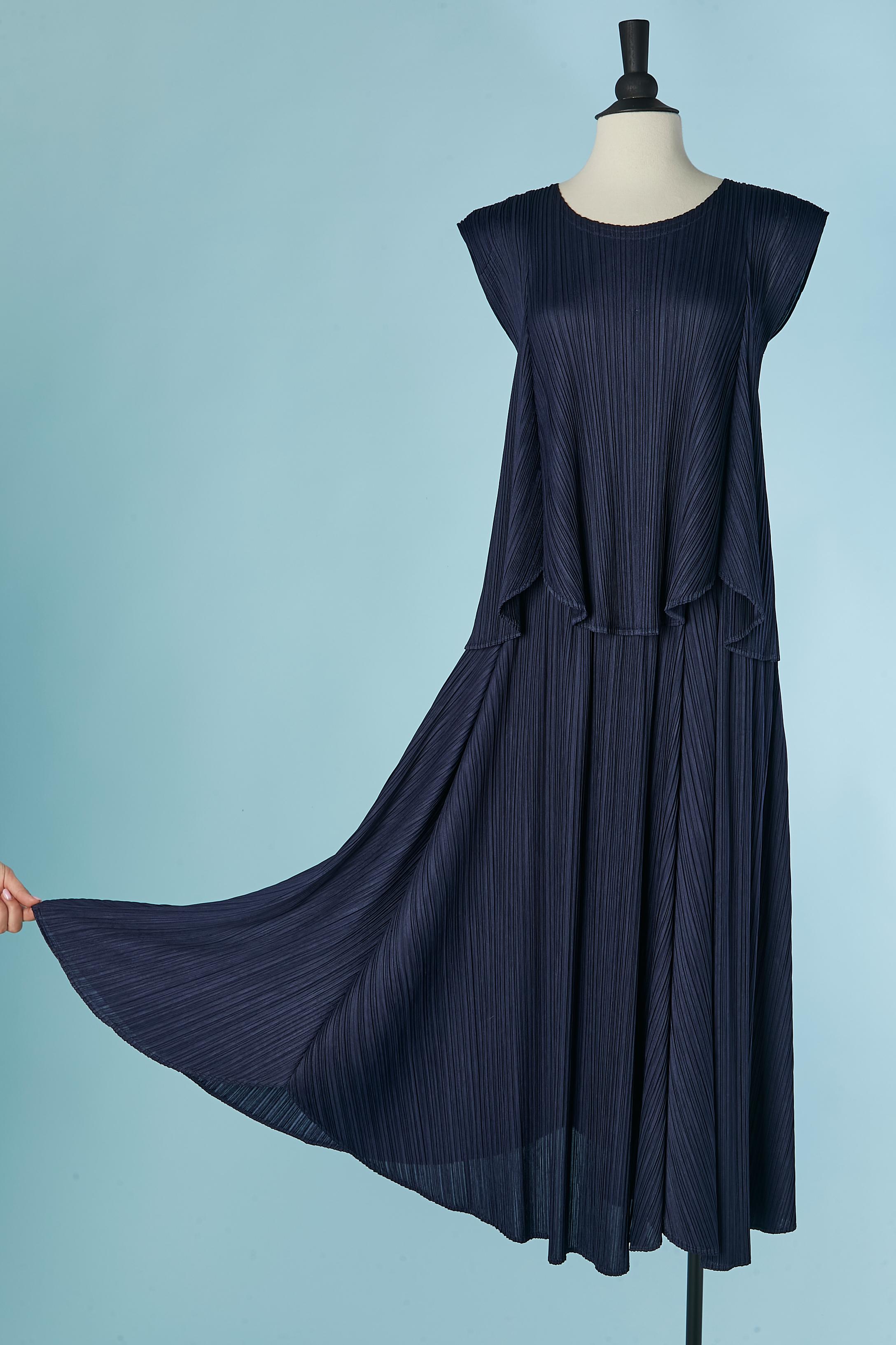 Navy pleated top and skirt ensemble. Fabric composition: 100% polyester. 
SIZE OF THE TOP : L 
SIZE OF THE SKIRT : M 