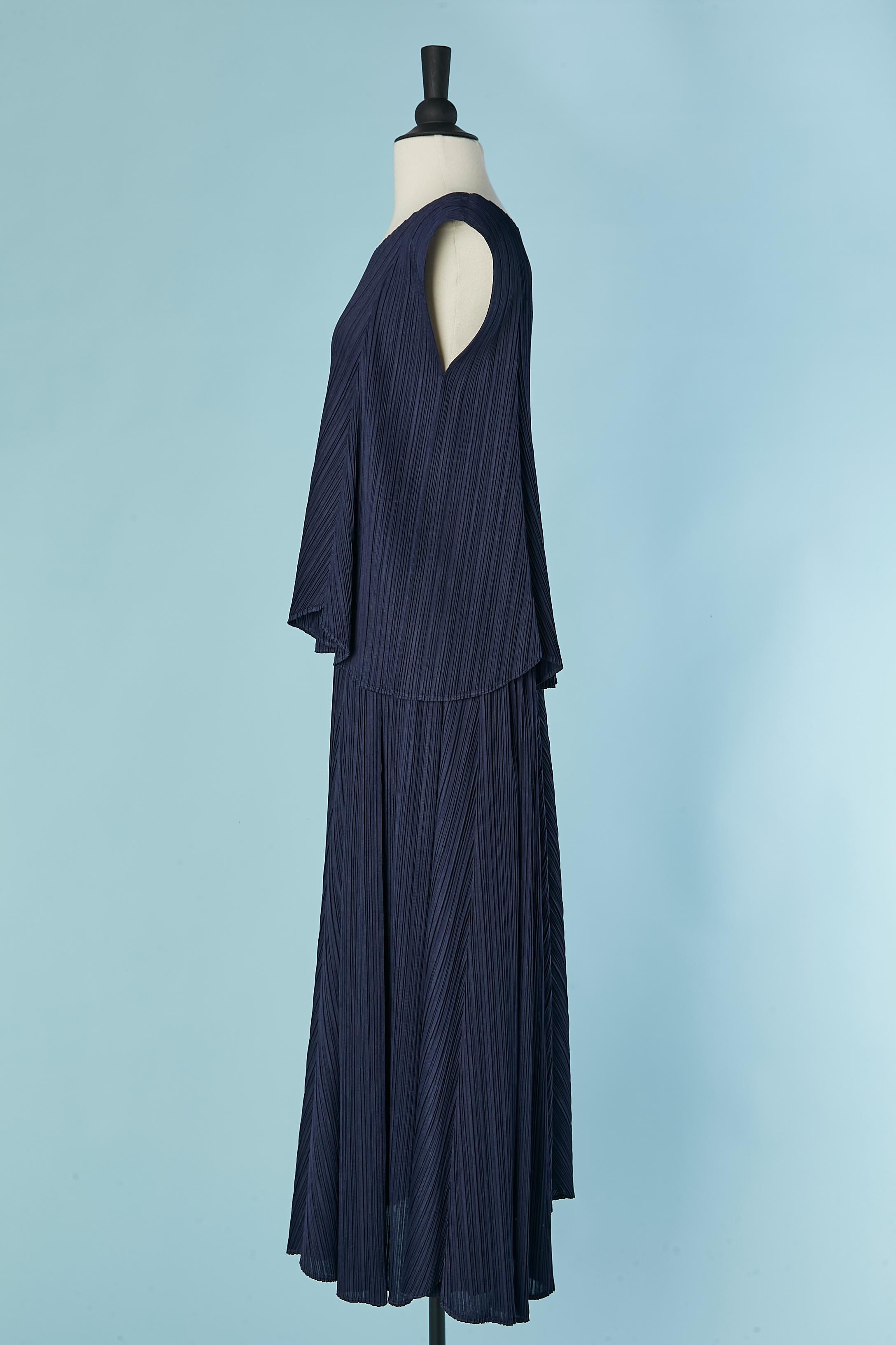 Navy pleated top and skirt ensemble PLEATS PLEASE ISSEY MIYAKE in vendita 1
