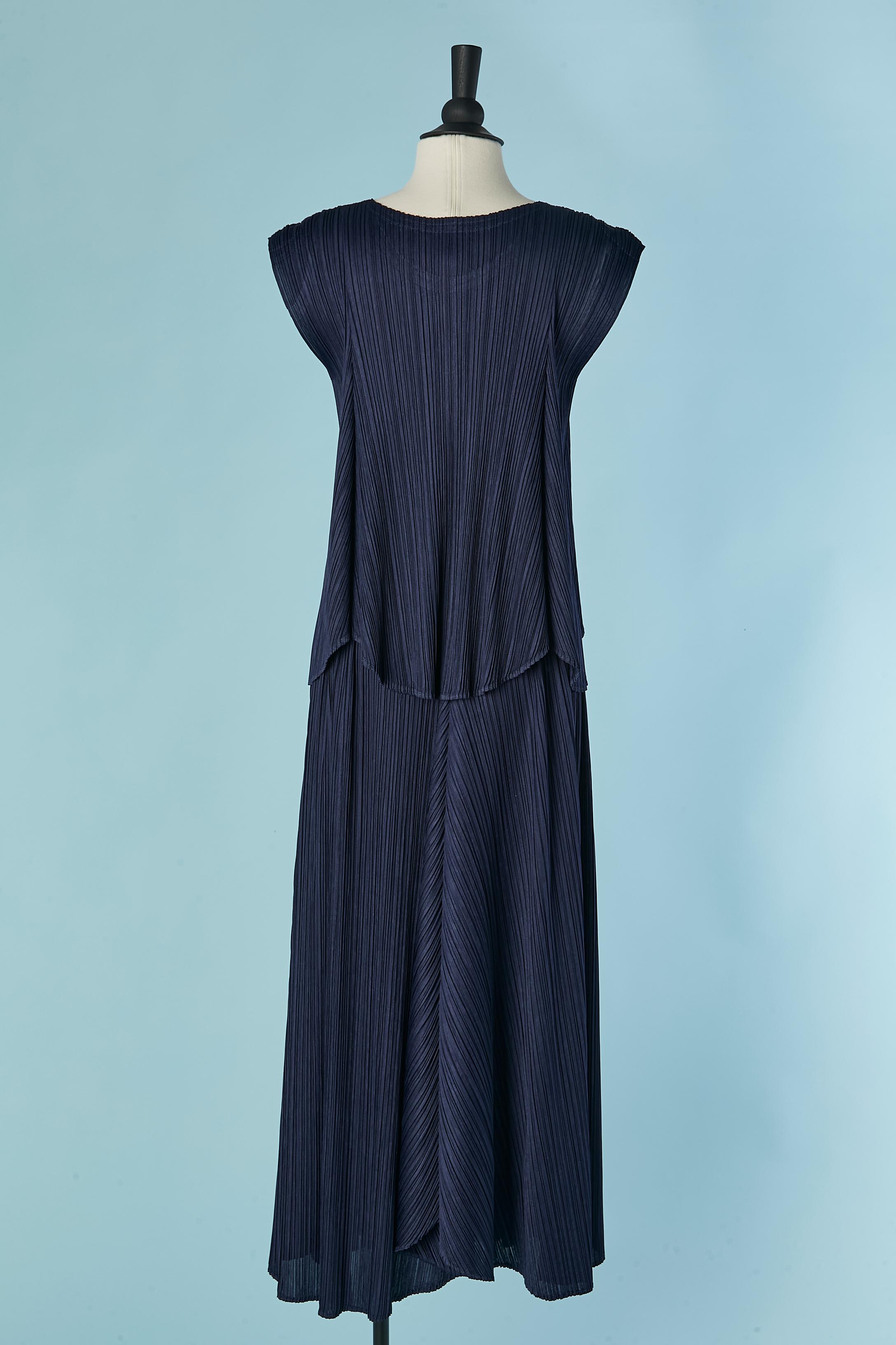Navy pleated top and skirt ensemble PLEATS PLEASE ISSEY MIYAKE in vendita 2