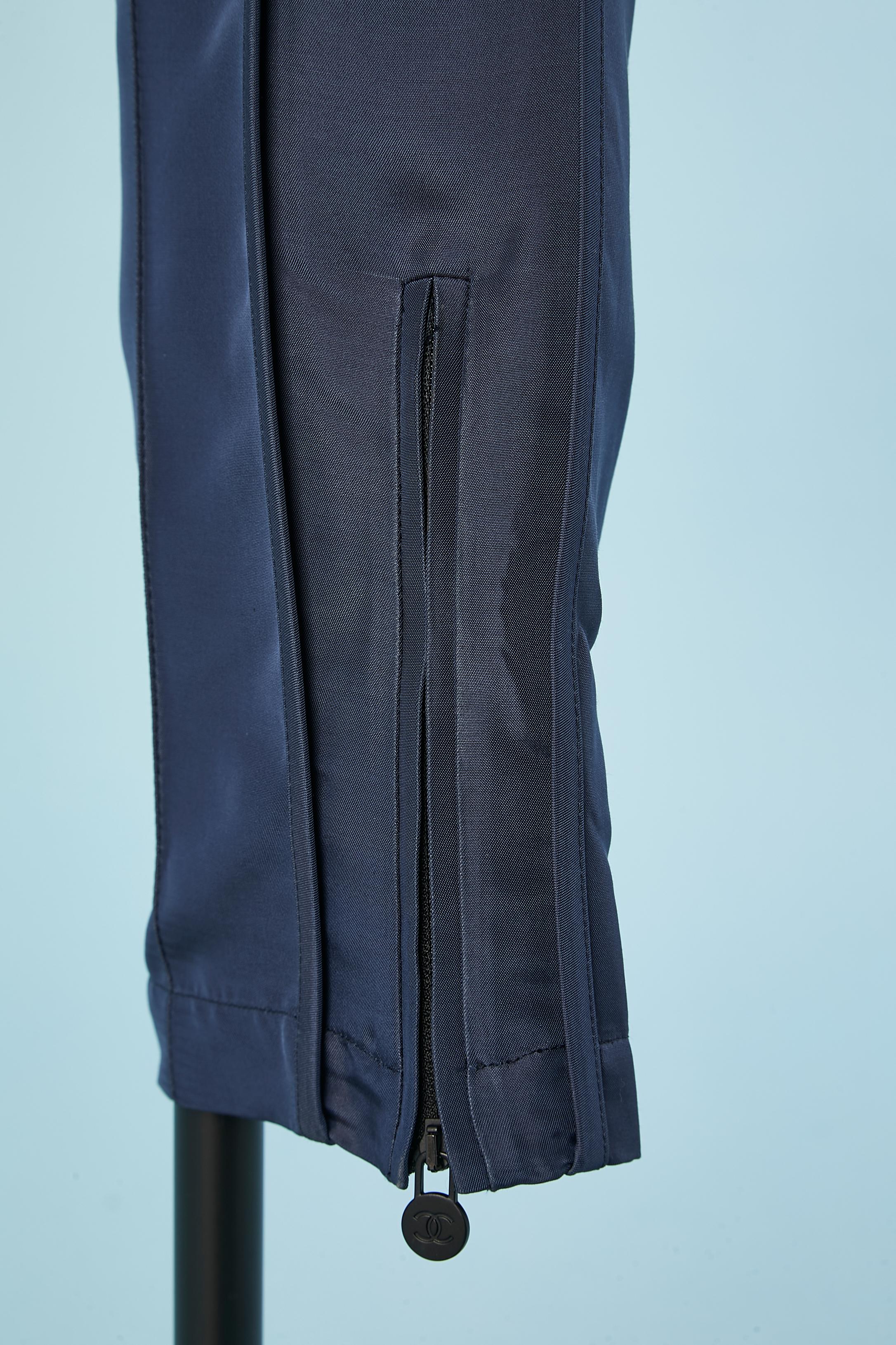 Pantalon de survêtement en rayonne et soie marine Chanel  Excellent état - En vente à Saint-Ouen-Sur-Seine, FR