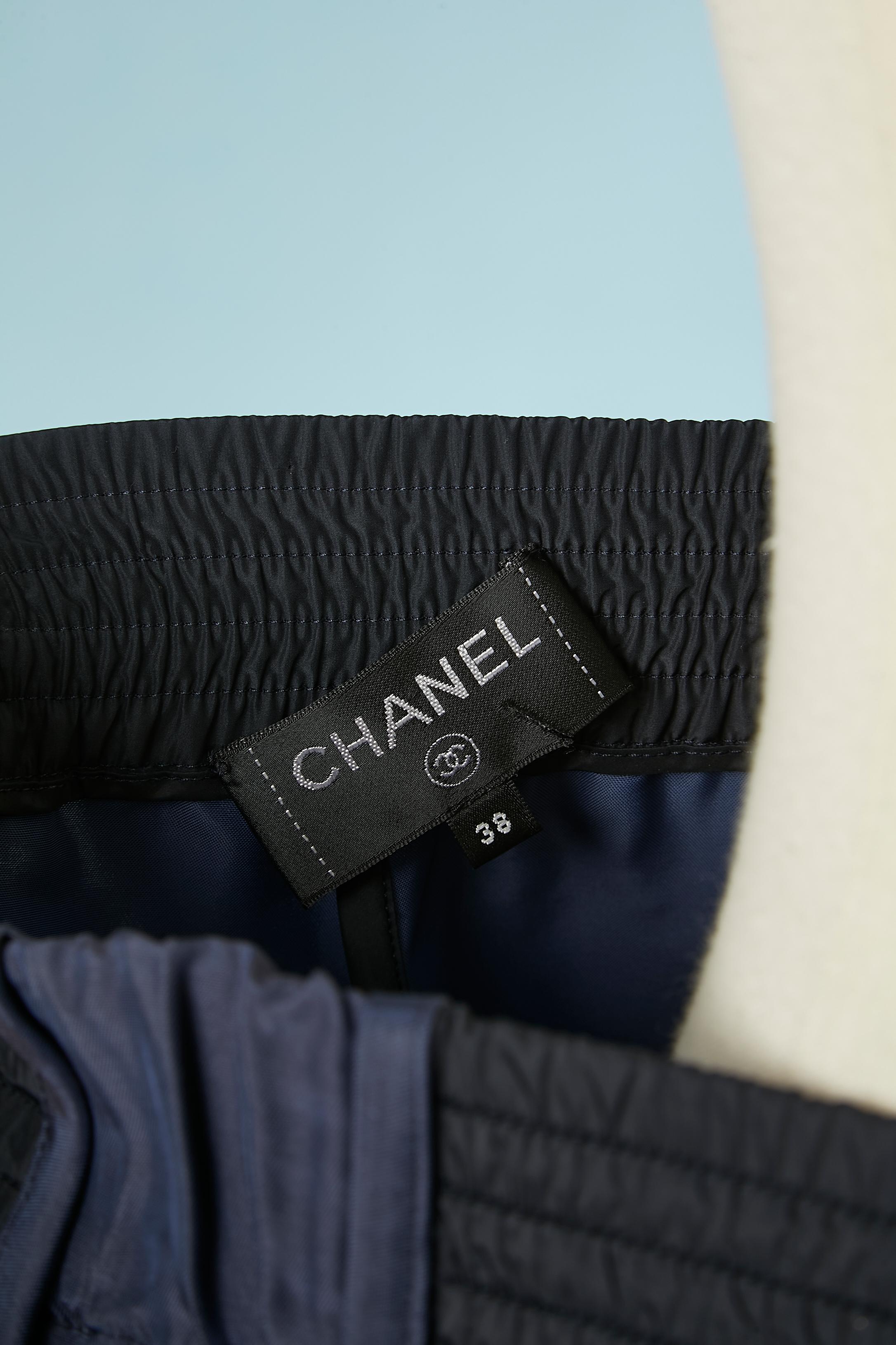 Pantalon de survêtement en rayonne et soie marine Chanel  en vente 1