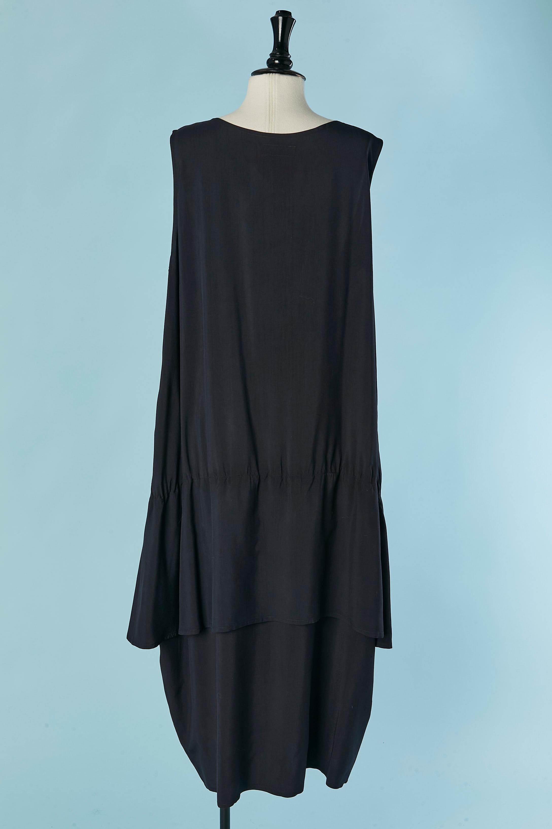 Donna Abito senza maniche in rayon navy con un grande volant sui fianchi Yohji Yamamoto in vendita
