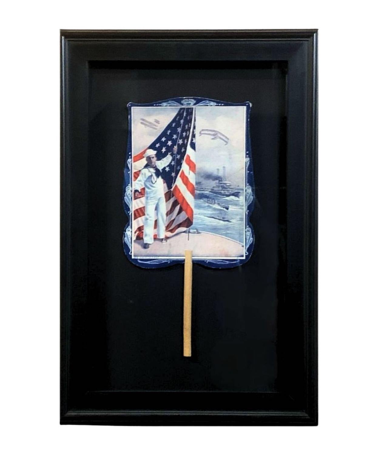 Abanico de paleta con estampado patriótico de marinero, principios del siglo XX Madera en venta
