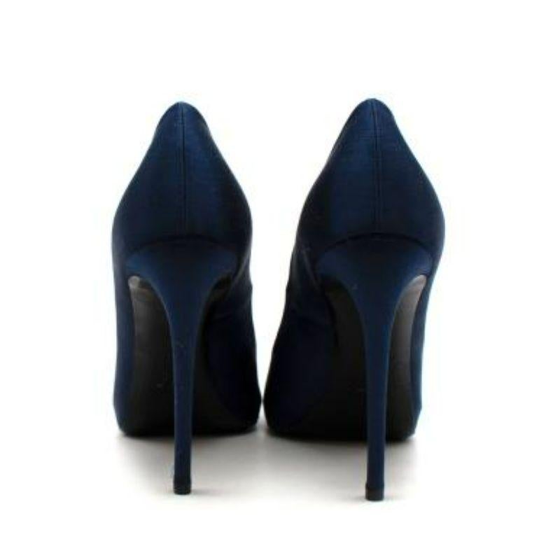 Navy satin peep toe heeled pumps In Excellent Condition For Sale In London, GB