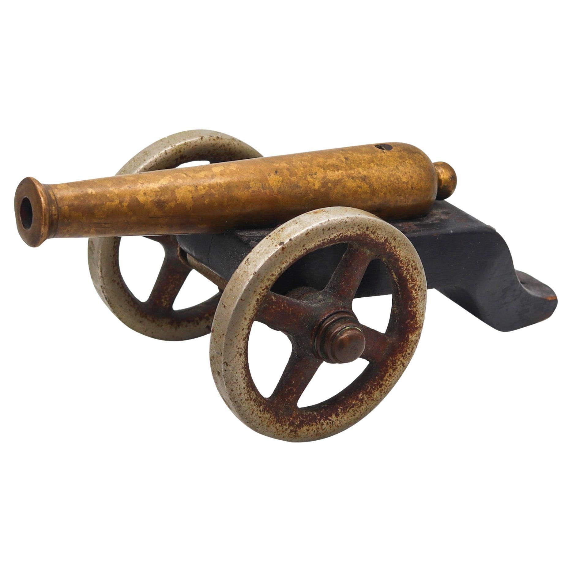 Canon de marine pour le signal 18e / 19e siècle, canon européen en laiton et chariot en Wood