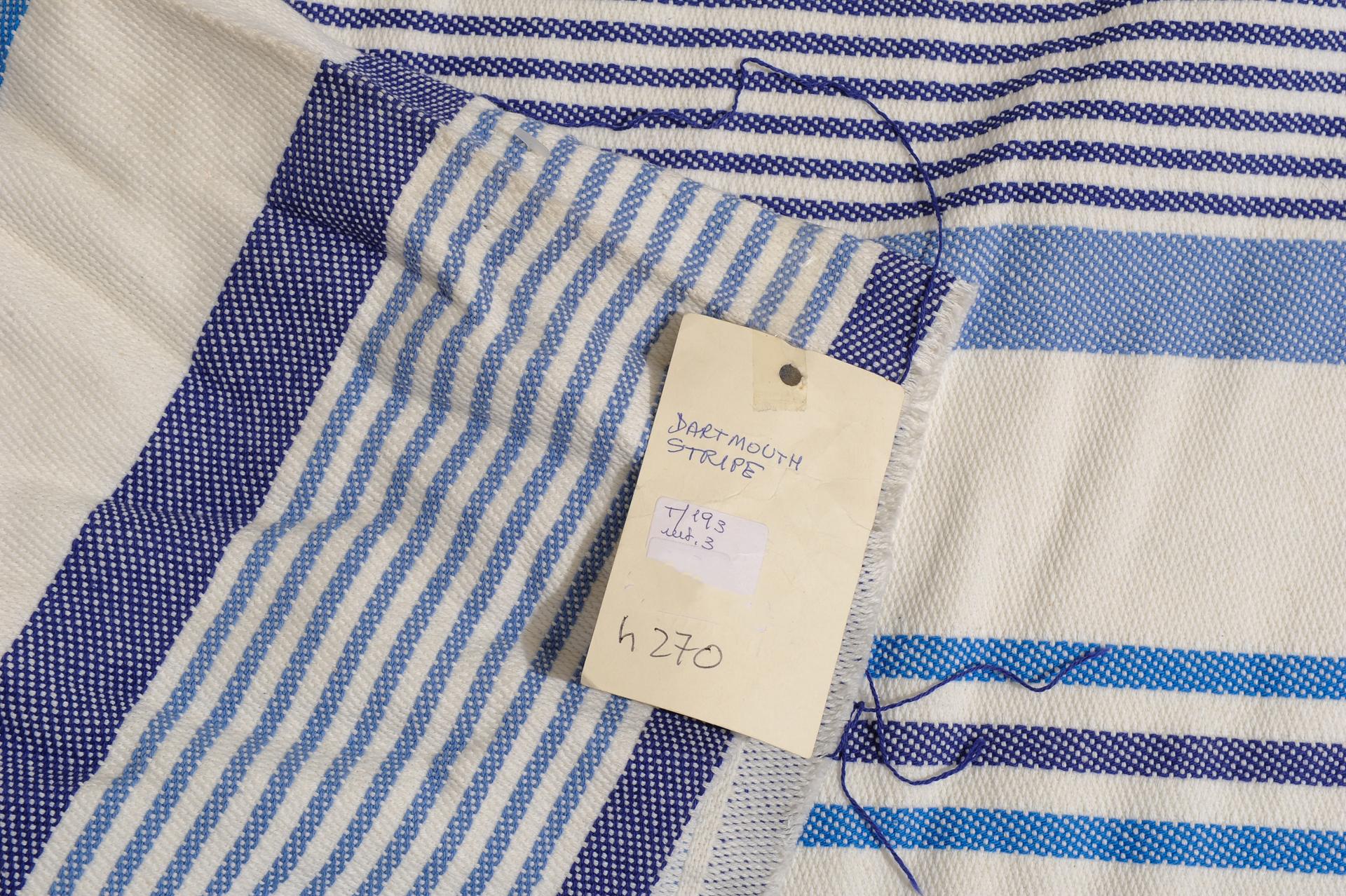 Ein marineblau gestreifter, breiter Stoff, ideal für das Bett oder für Vorhänge, von der besten Marke: Mulberry.
Sie können machen, was Sie wollen.