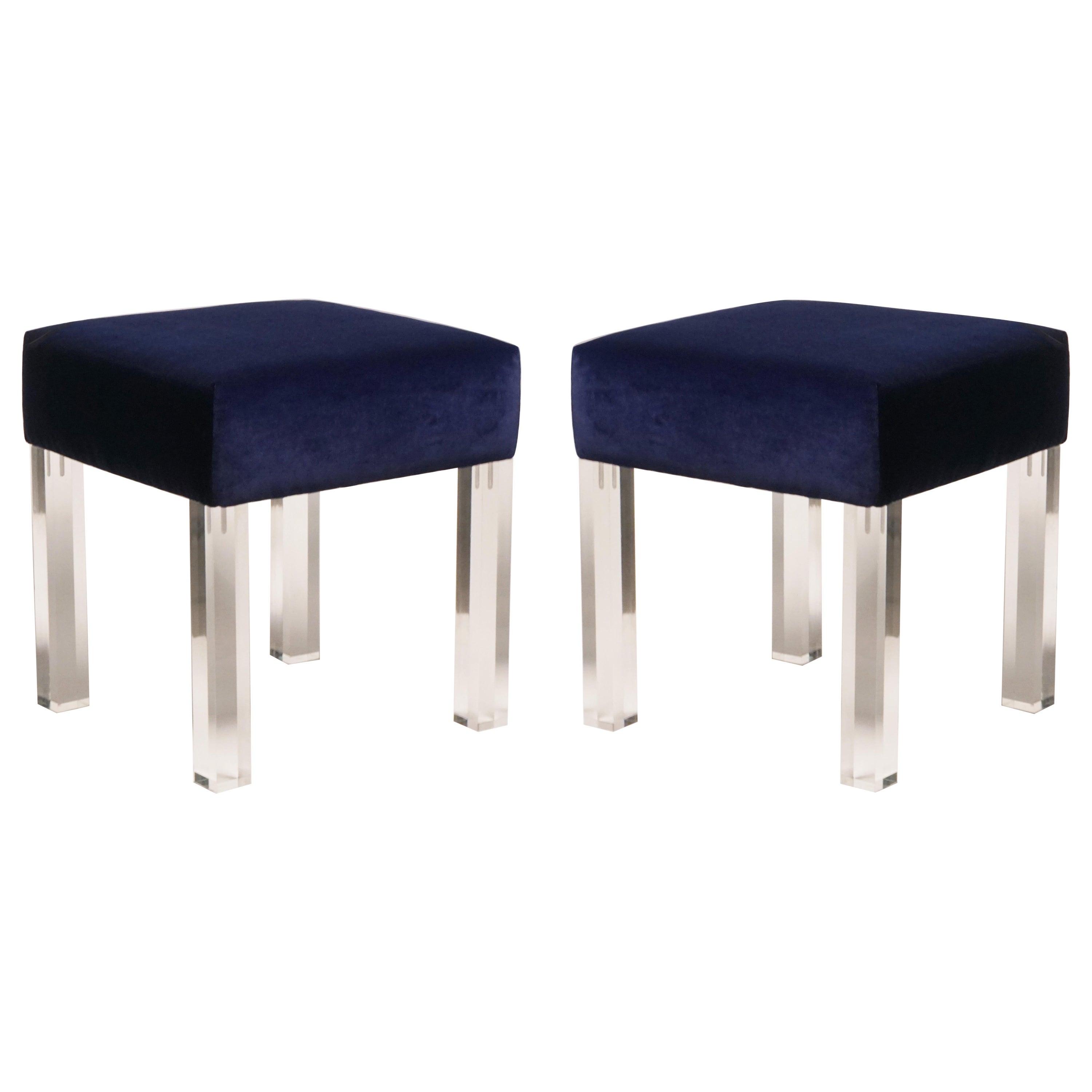 Niedriger Hocker aus marineblauem Samt mit Lucite-Beinen, Paar