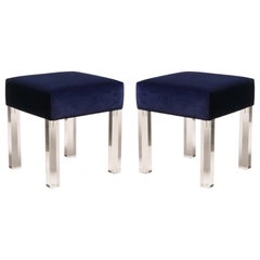 Niedriger Hocker aus marineblauem Samt mit Lucite-Beinen, Paar