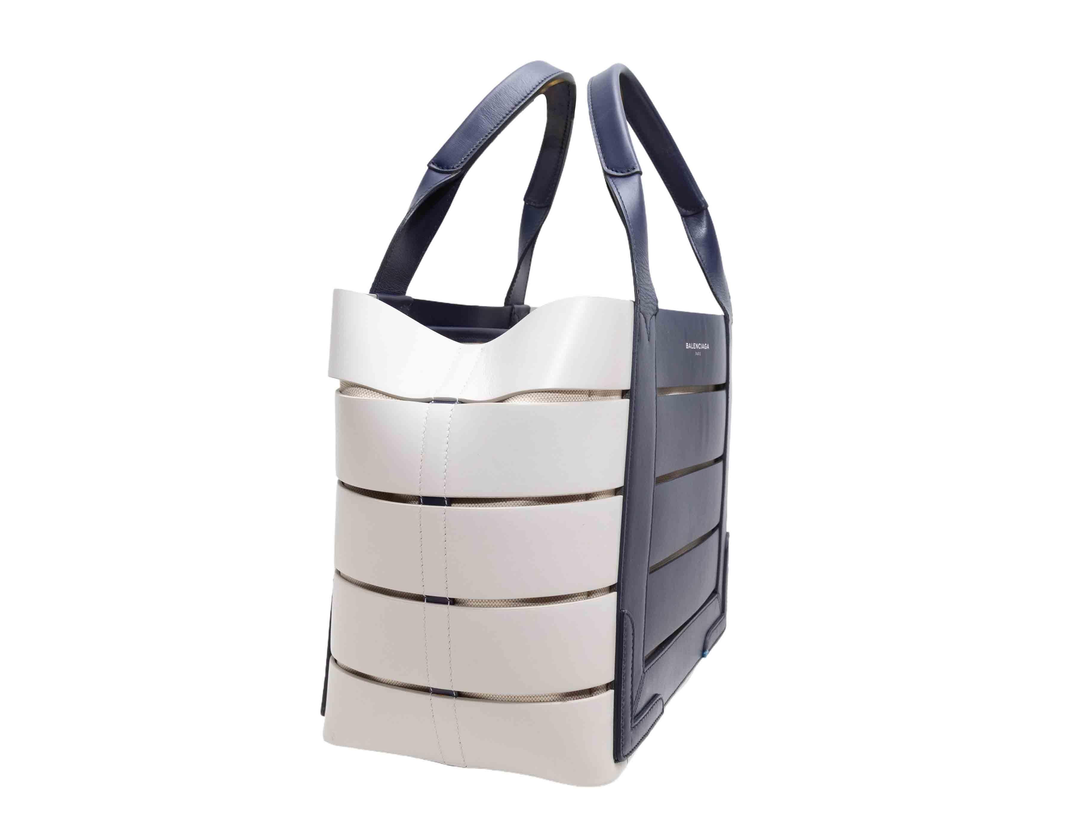 Fourre-tout à cabas découpé bleu marine et blanc Balenciaga. Le Cabas Tote est doté d'un corps en cuir, de deux poignées supérieures et d'une fermeture sur le dessus. 14