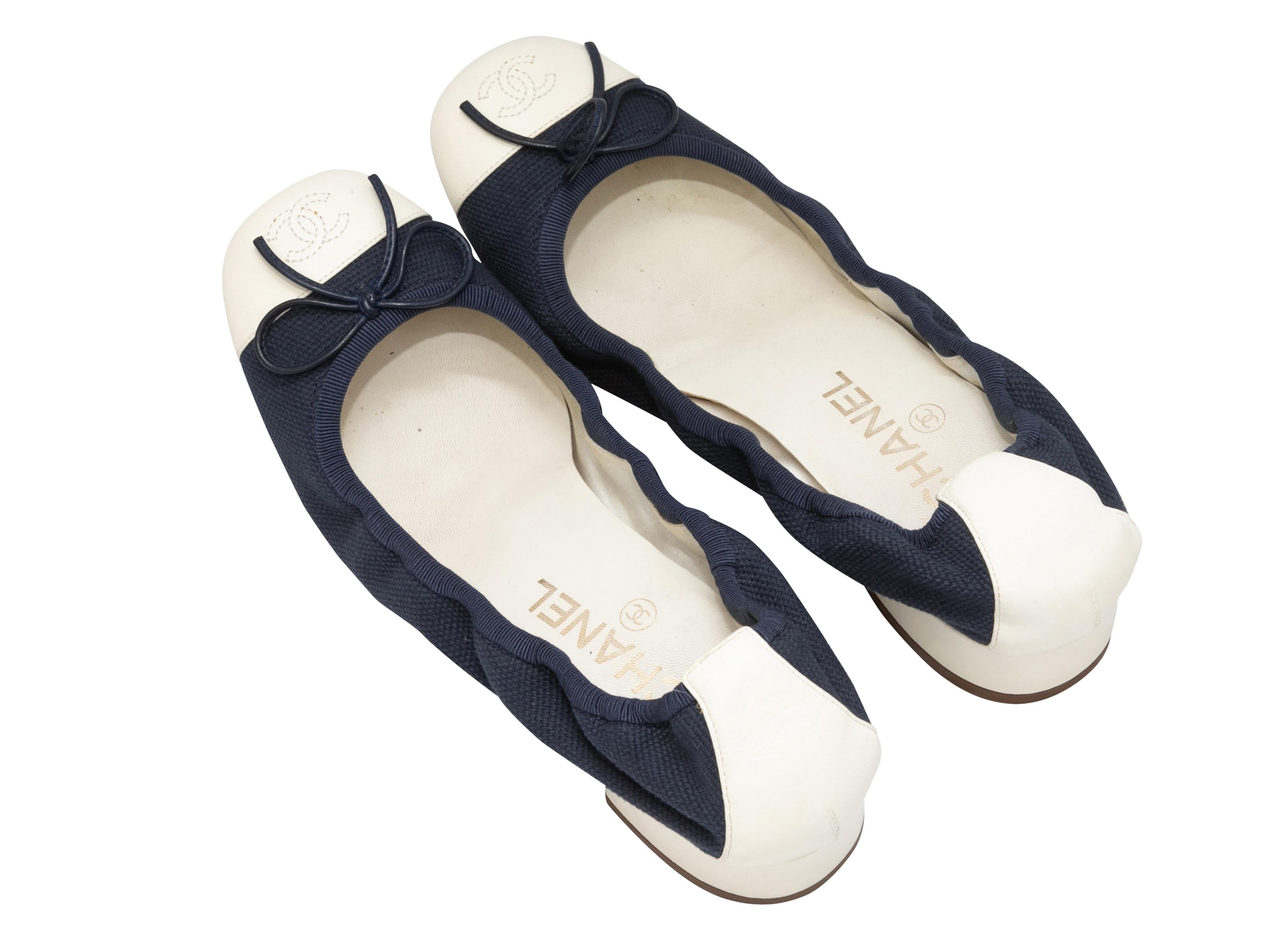Navy & White Chanel Cap-Toe Low Heel Pumps Size 37 In Fair Condition For Sale In New York, NY