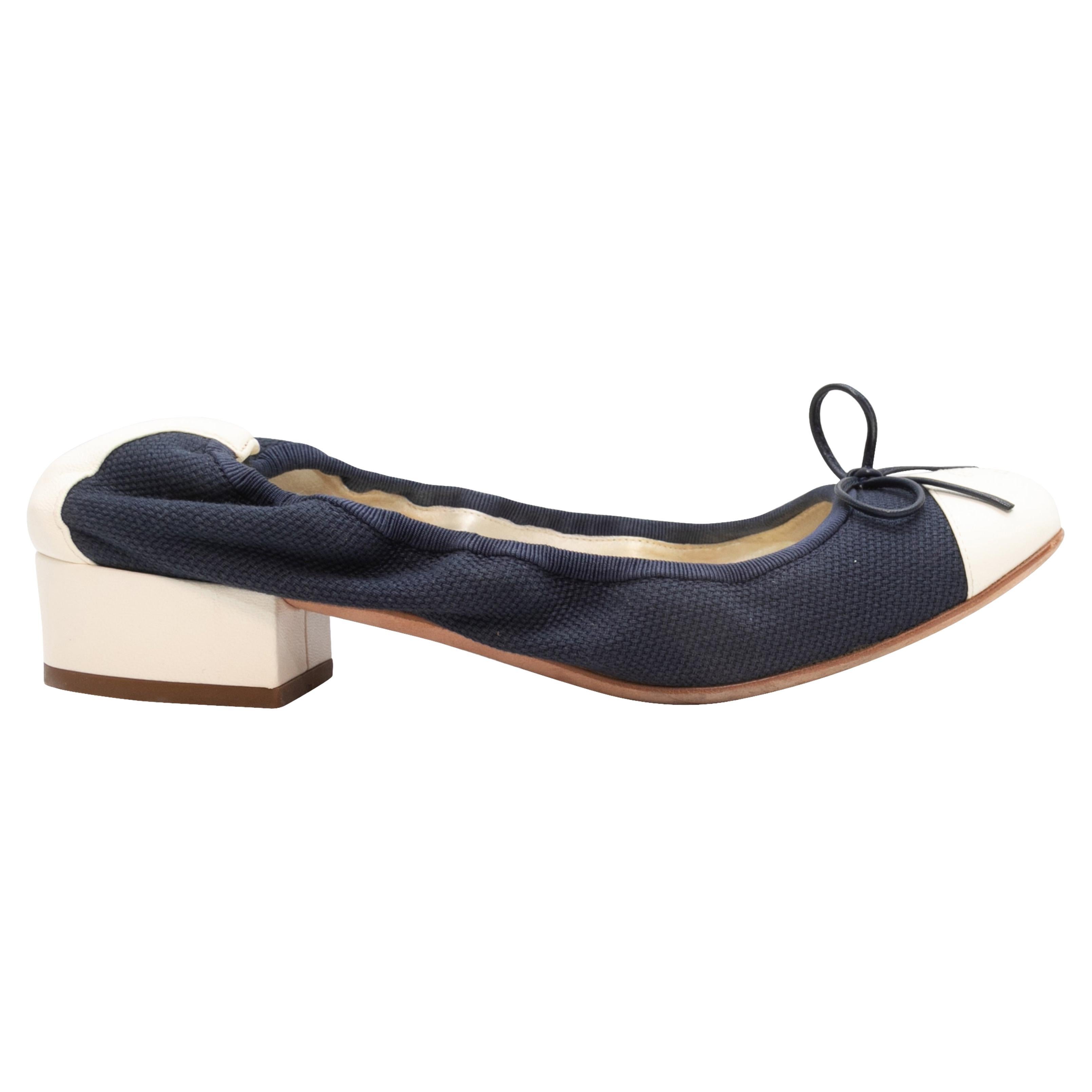 Marineblaue & weiße Chanel Cap-Toe Low Heel Pumps mit Zehenkappe Größe 37 im Angebot