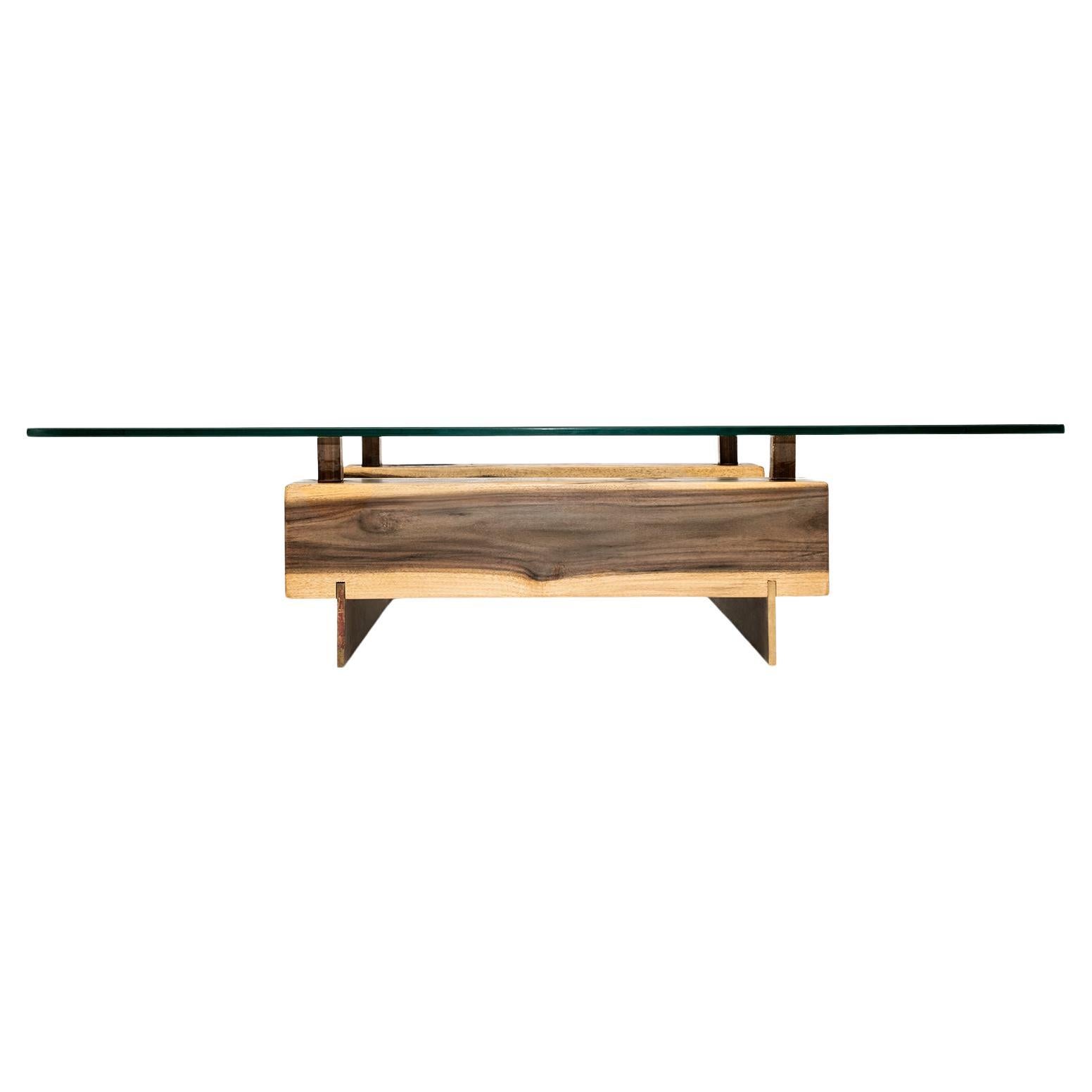 Naya : table basse artisanale, design exclusif en acajou bleu et laiton en vente