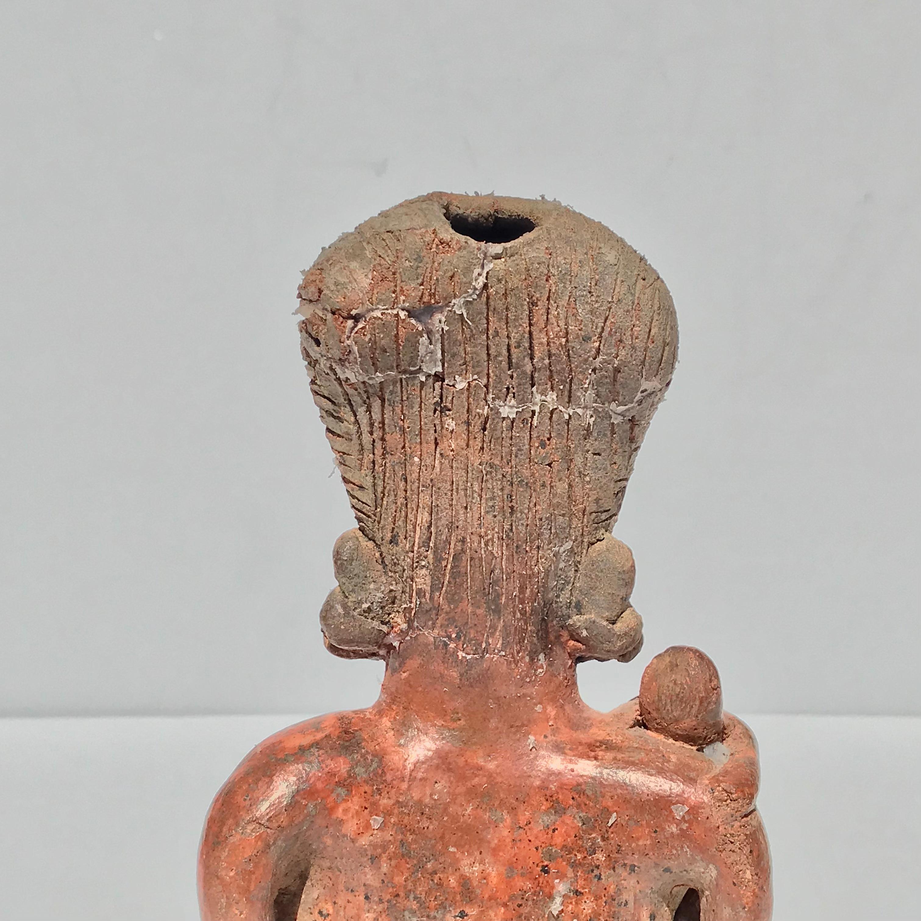 Poterie de Nayarit Figure féminine de fertilité avec enfant en vente 2