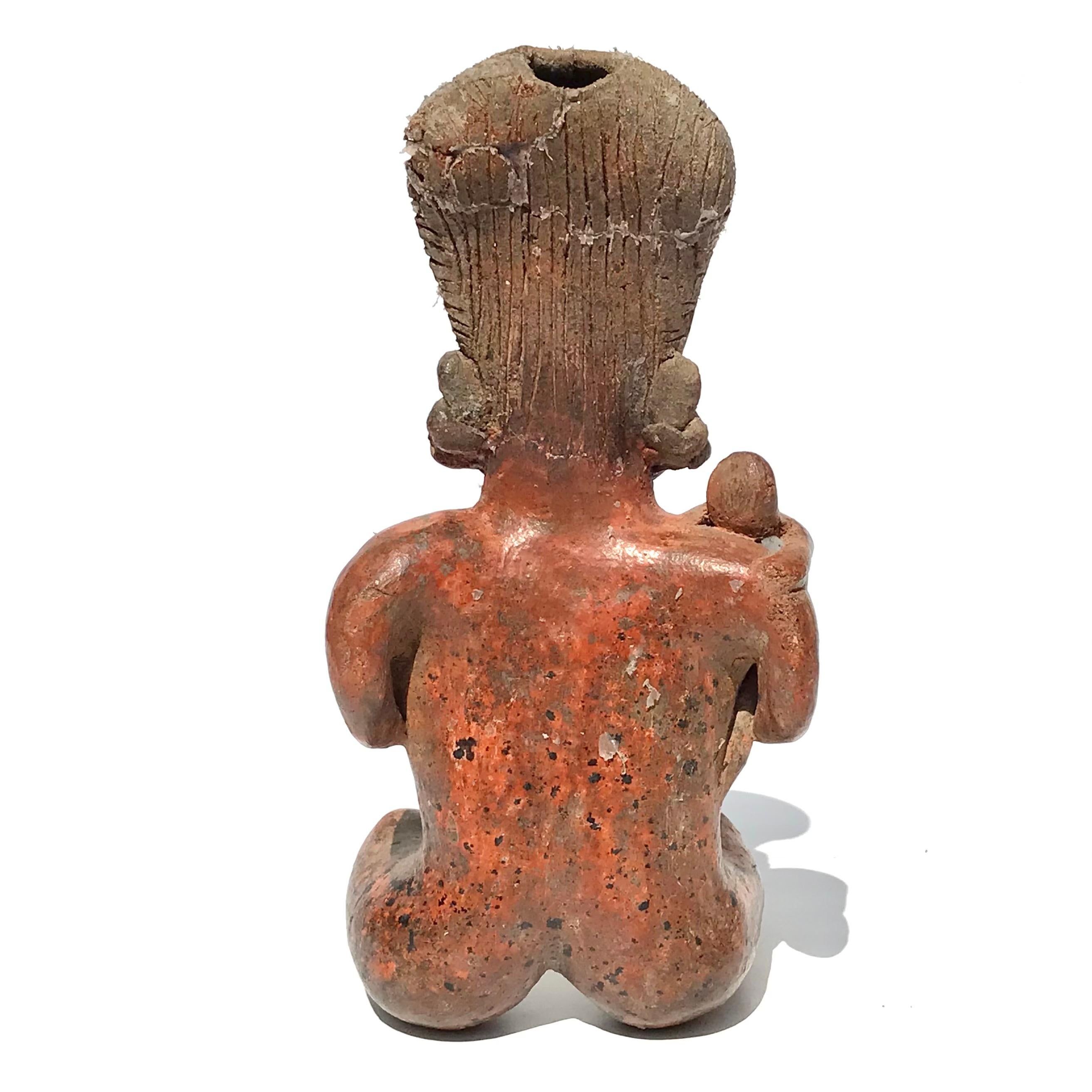 Poterie de Nayarit Figure féminine de fertilité avec enfant en vente 1