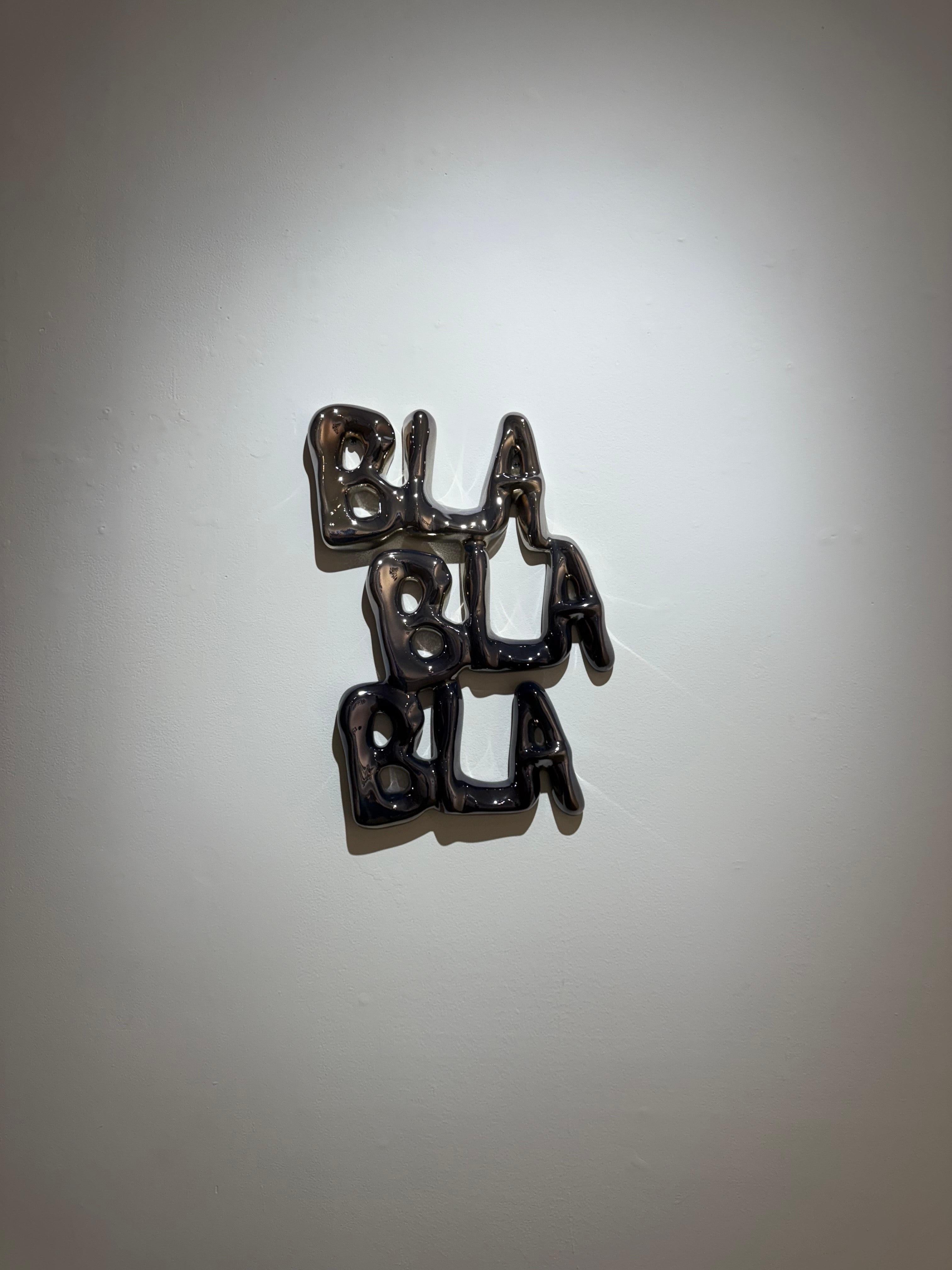 Bla Bla Bla (Argento) - Sculpture di Nayla Kai Saroufim