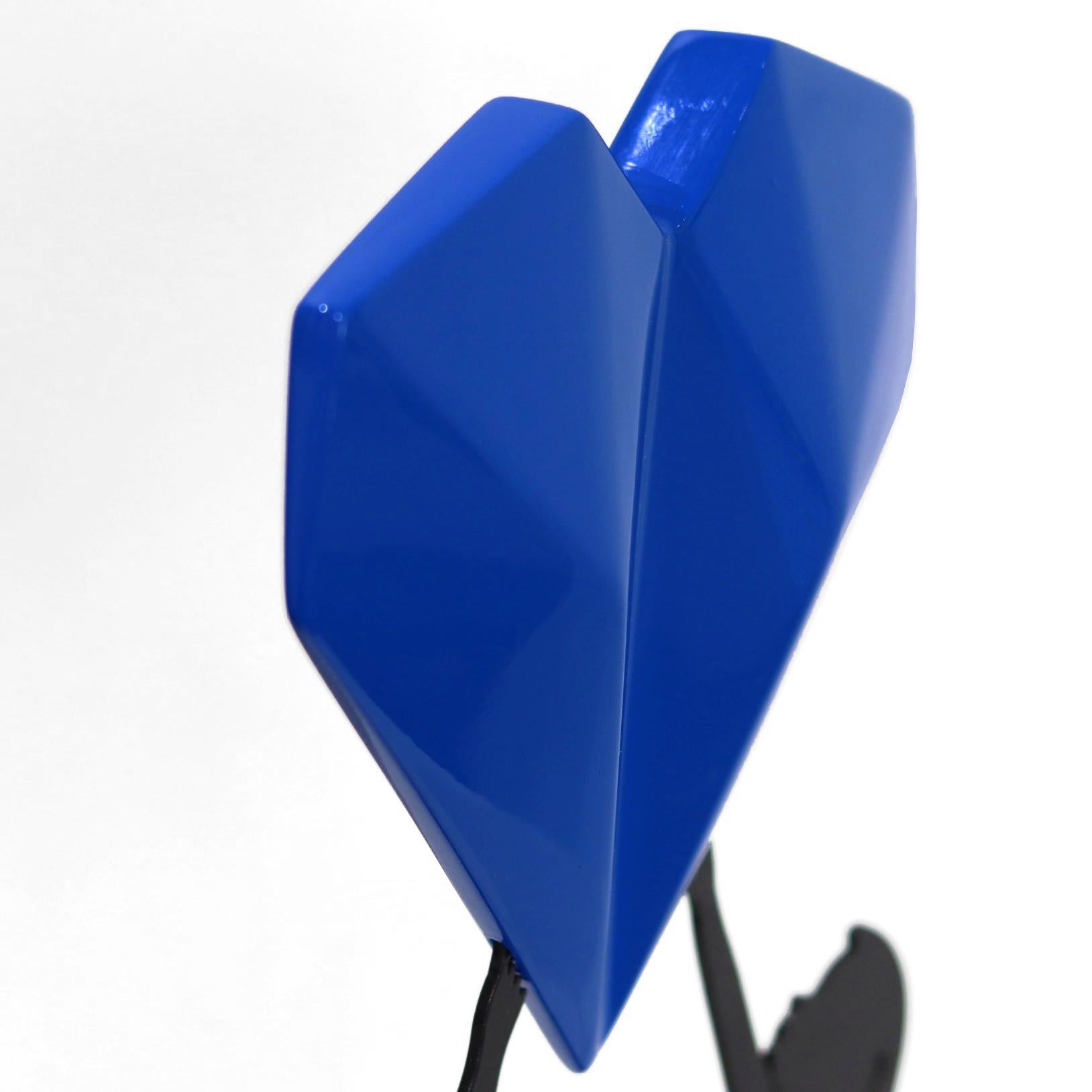 Diamantherz (20/50) – Figurative Skulptur mit dreidimensionalem blauem Herz (Zeitgenössisch), Sculpture, von Nayla Saroufim