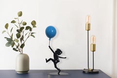 Hope (1/30) - Sculpture figurative joyeuse en matériaux mixtes avec ballon bleu brillant