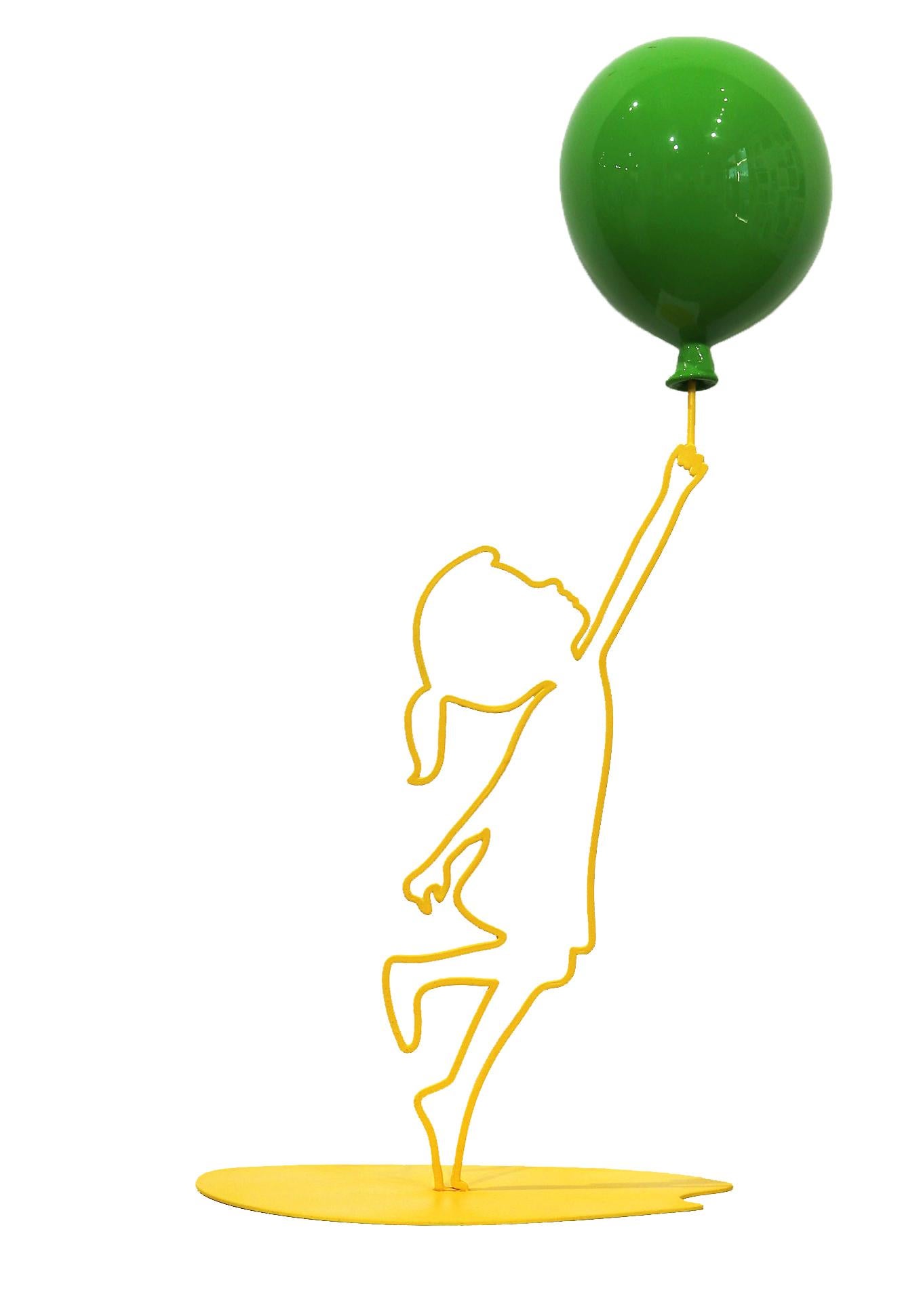 Hoffnungsvolle (19/35) - Gelbe figurative Skulptur mit glänzendem grünem Ballon