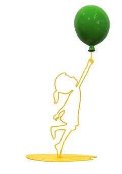 Hoffnungsvolle (19/35) - Gelbe figurative Skulptur mit glänzendem grünem Ballon