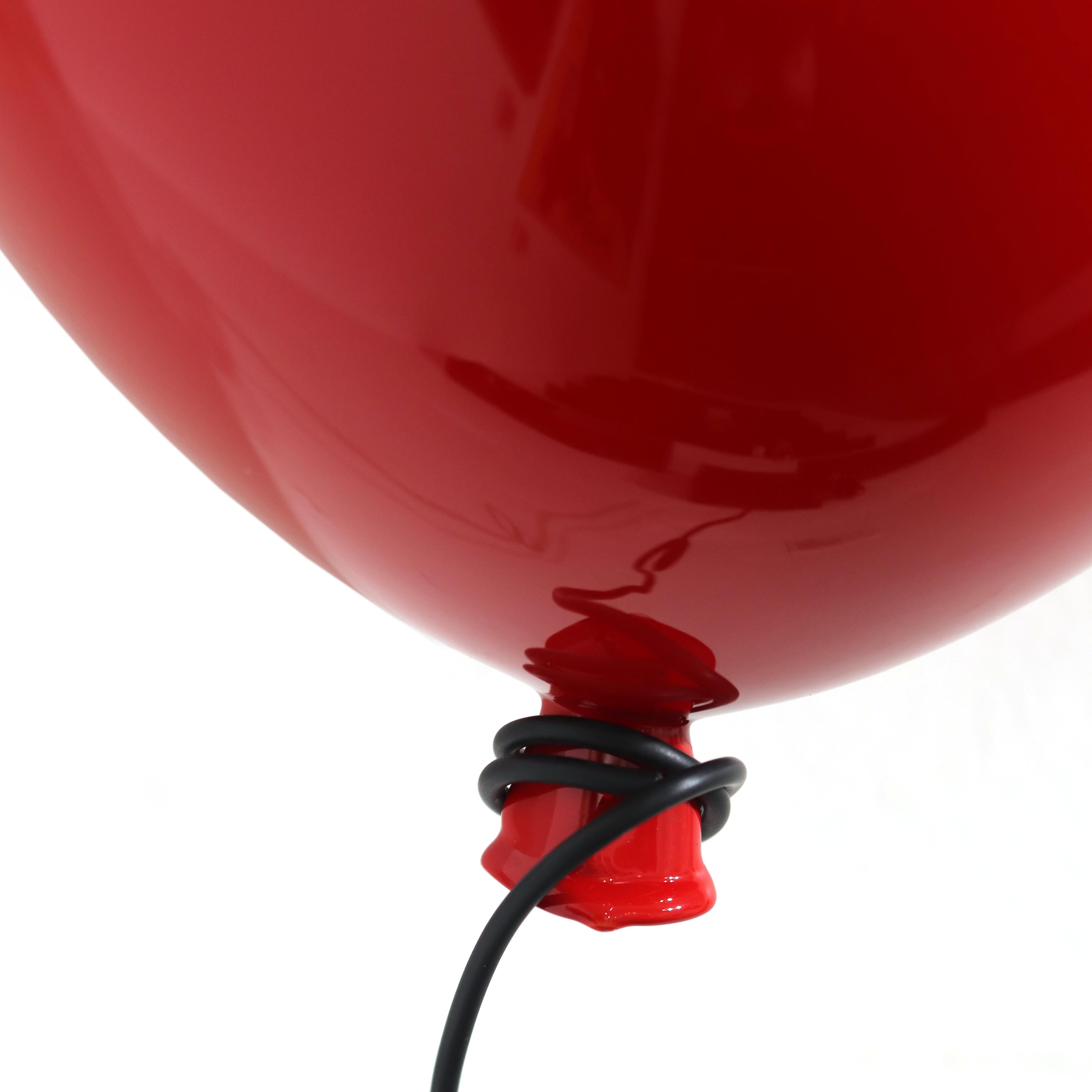 En el cielo (35/50) - Escultura figurativa de acero con globo rojo brillante - Sculpture Contemporáneo de Nayla Saroufim