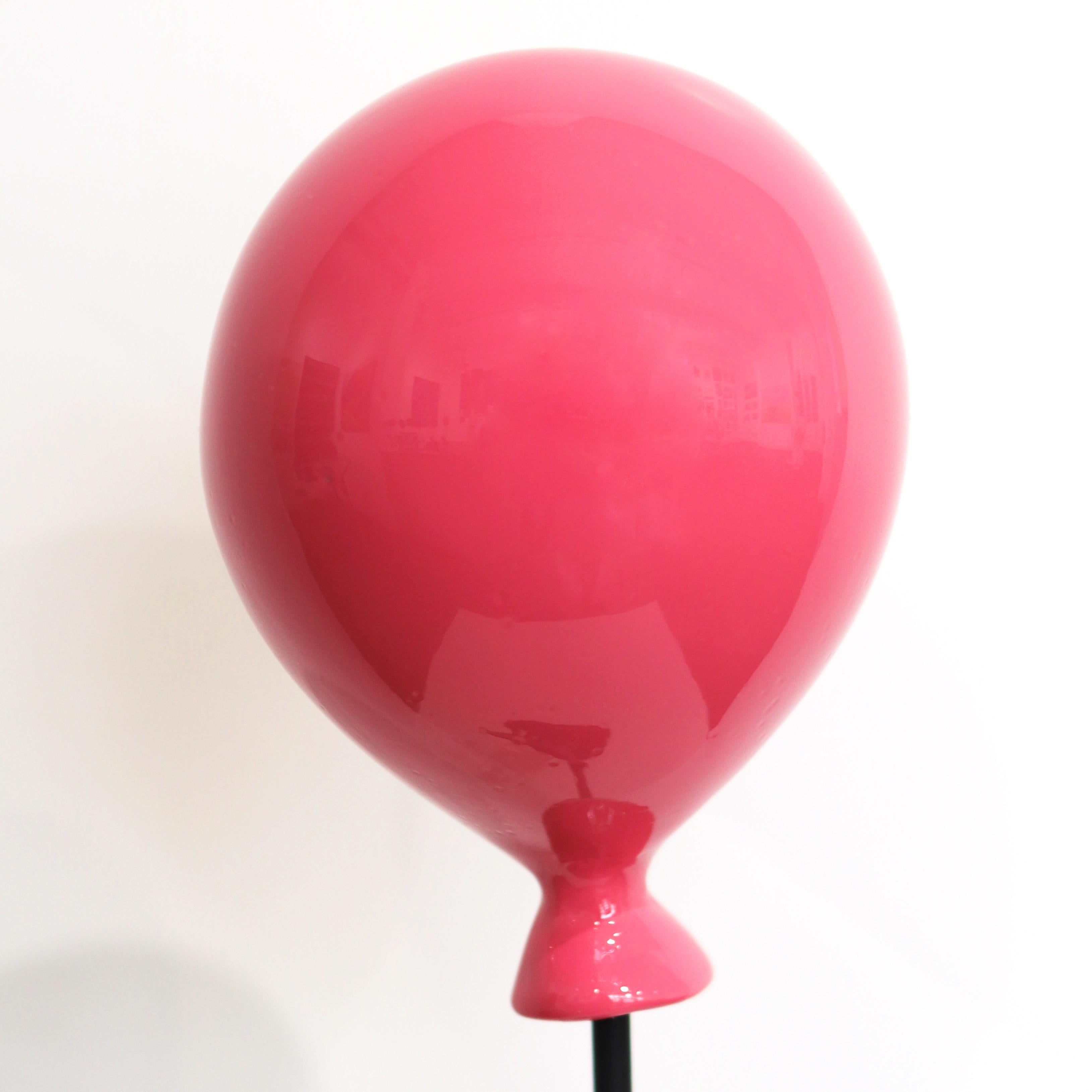 Mini Hoffnung (15/50) –  Figurative Skulptur mit glänzendem rosa Ballon im Angebot 2