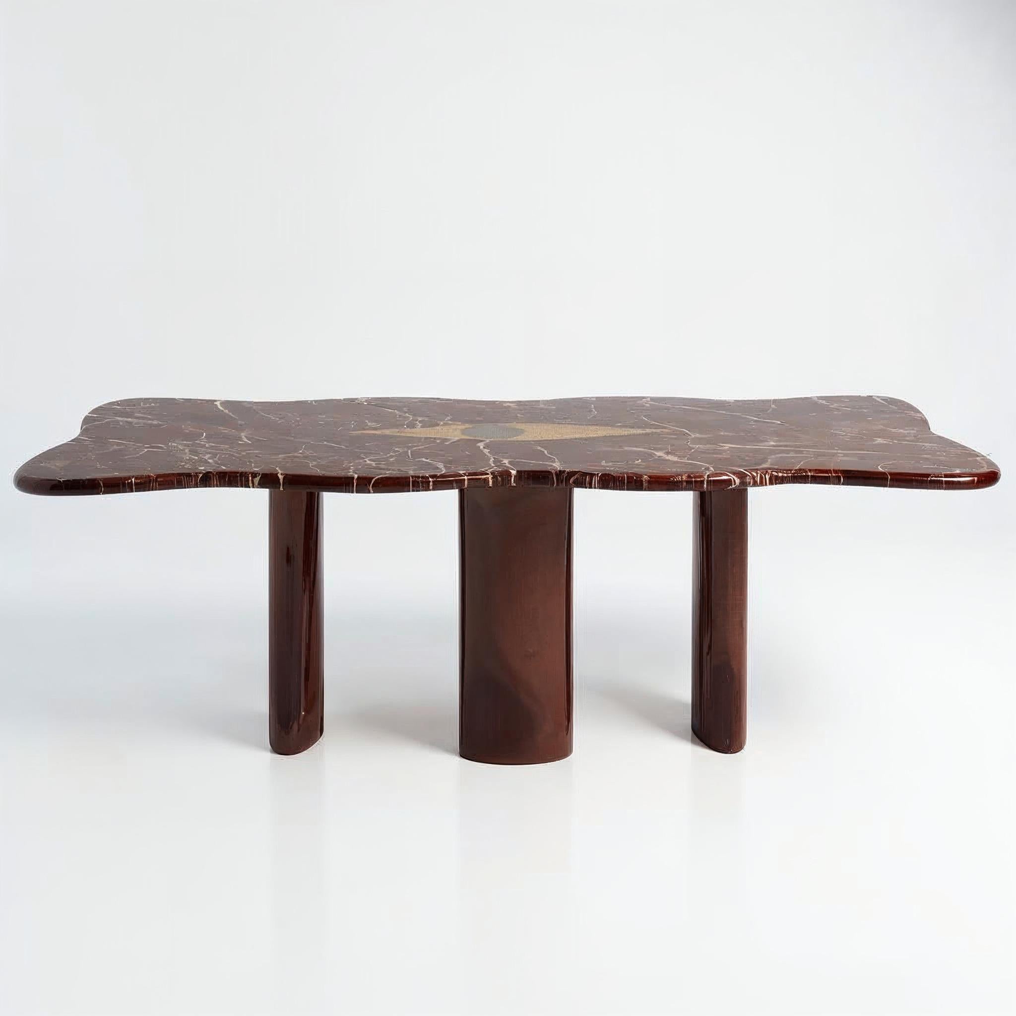 Mesa de comedor Nazar con incrustaciones de Jatam y base de nogal by VandaVee Tallado en venta