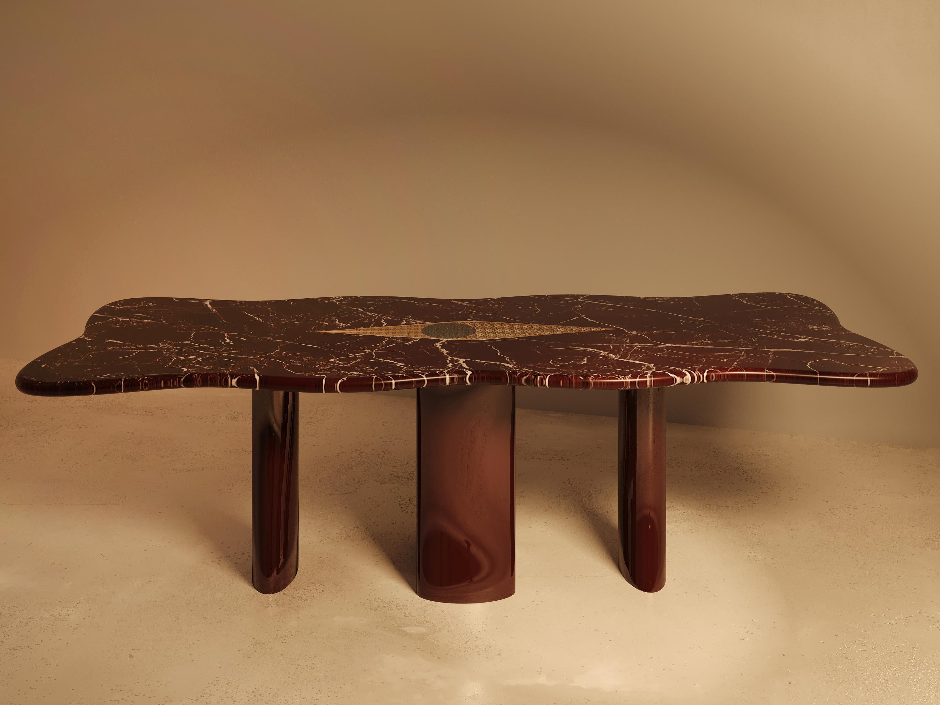 Mesa de comedor Nazar con incrustaciones de Jatam y base de nogal by VandaVee Mármol en venta