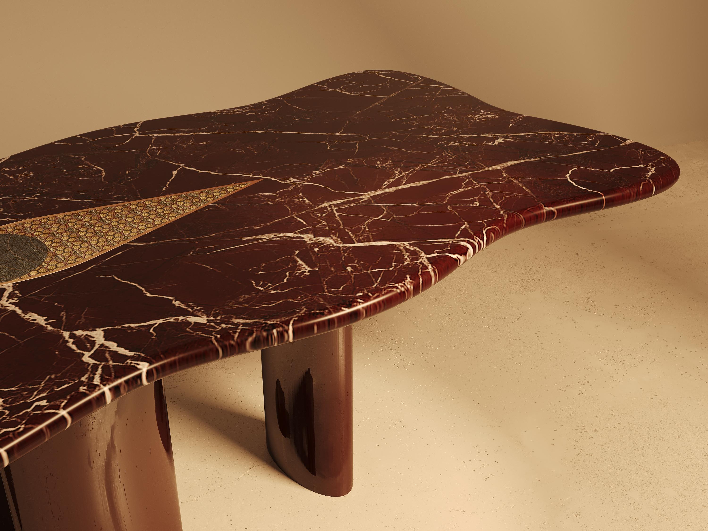 Mesa de comedor Nazar con incrustaciones de Jatam y base de nogal by VandaVee en venta 1