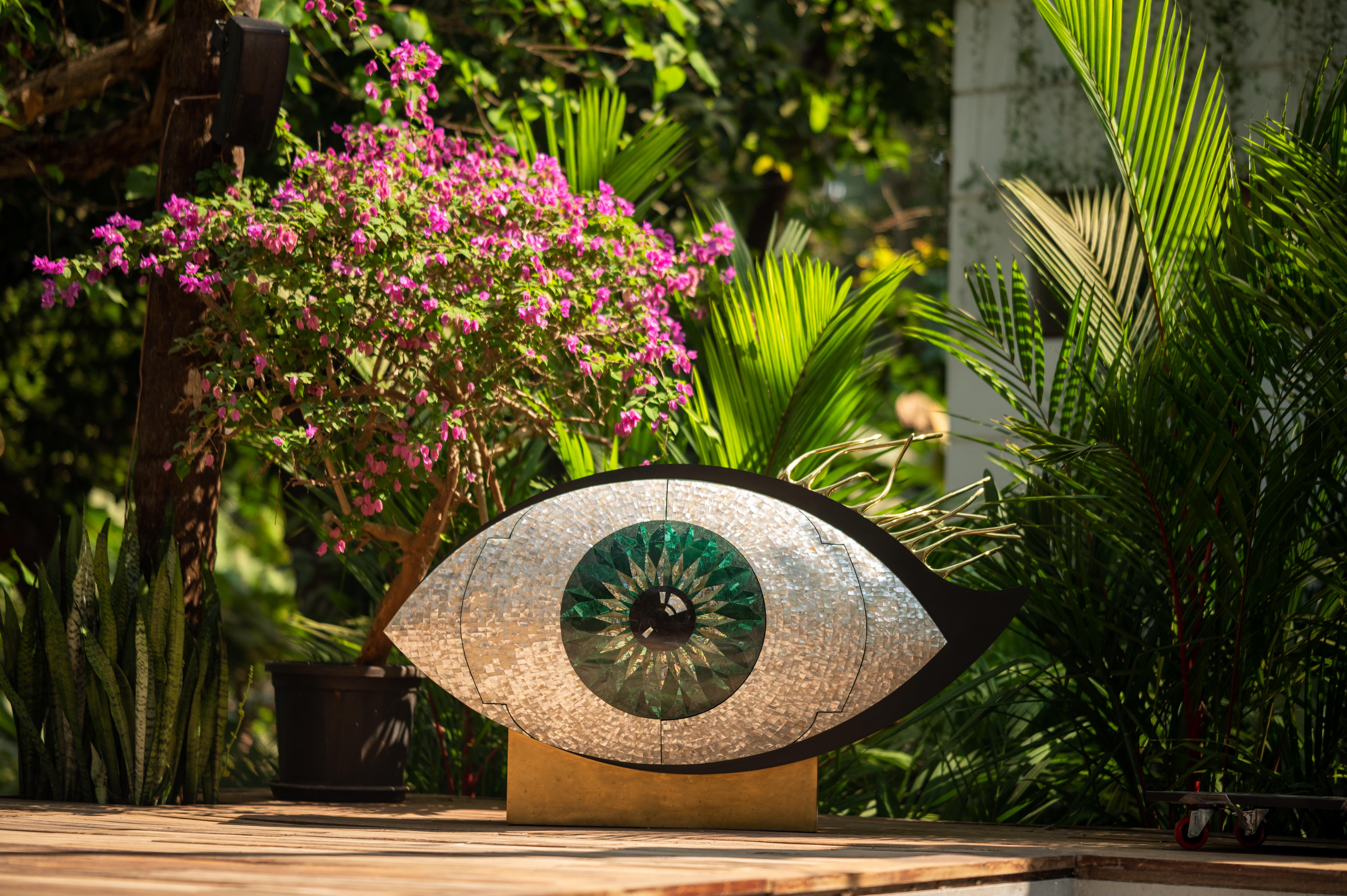 Le meuble Nazar Emerald est réalisé en nacre, pierres précieuses, laiton et métal avec un jeu de textures, de matières et de couleurs mates et brillantes, l'élevant à un niveau sculptural.

Toujours à la recherche d'une nouvelle approche