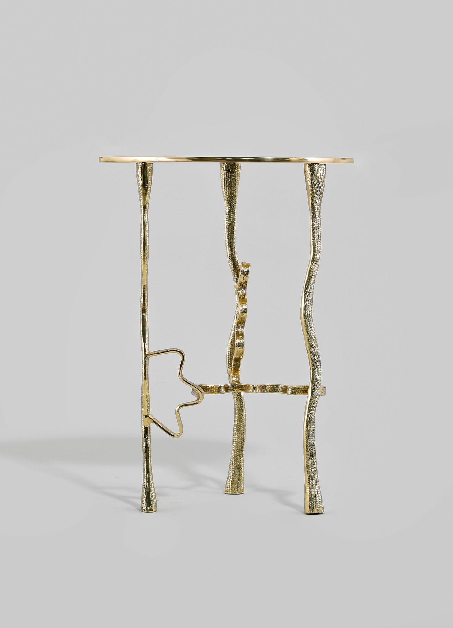 Moulage Table d'appoint Nazar en laiton et pierre semi-précieuse Viya de Vikram Goyal en vente