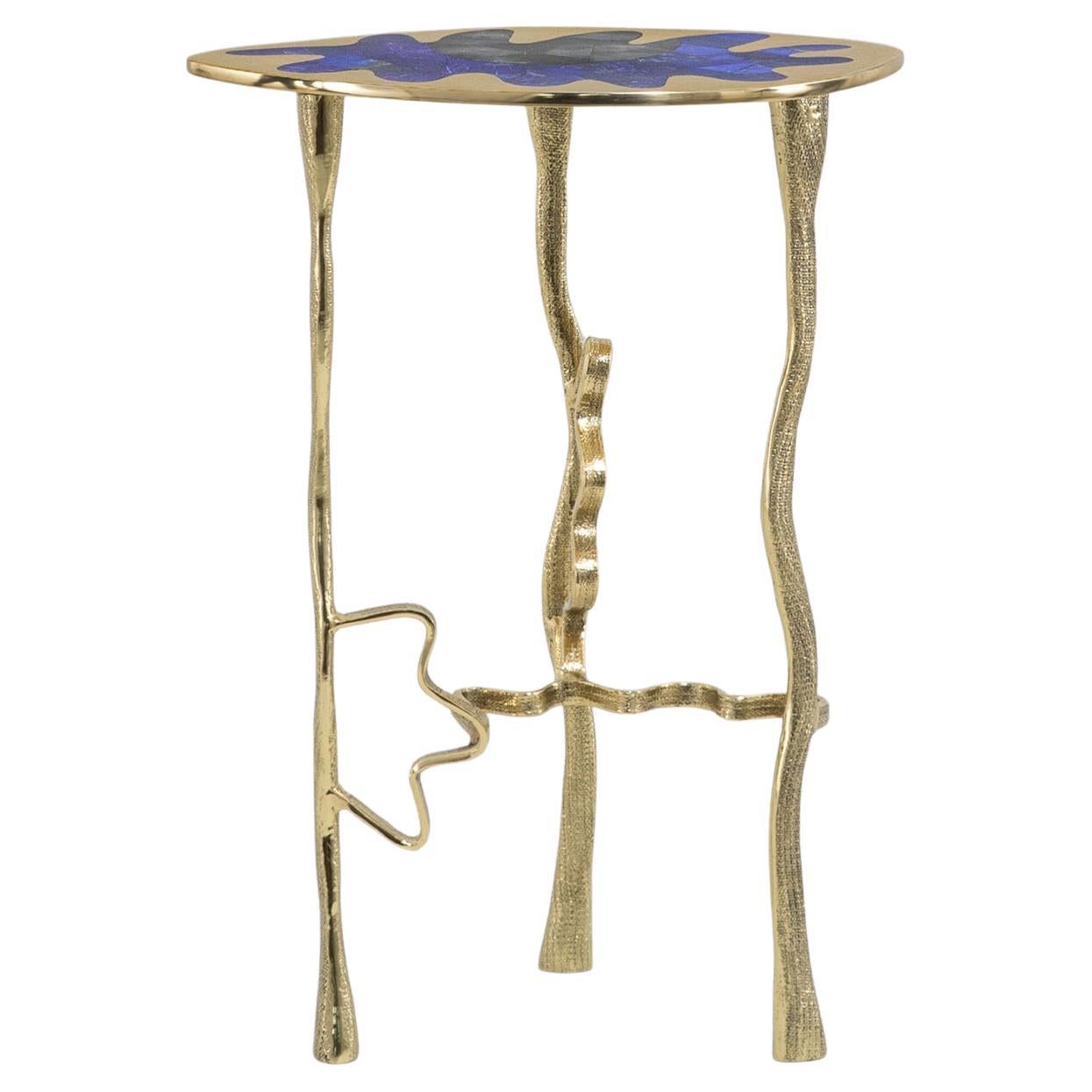 Grande table d'appoint Evil Eye en laiton avec pierre semi-précieuse Viya de Vikram Goyal

La Collection réimagine un totem protecteur pour votre maison ; les énergies négatives savent qu'elles ne sont pas les bienvenues ici. Du Cachemire à