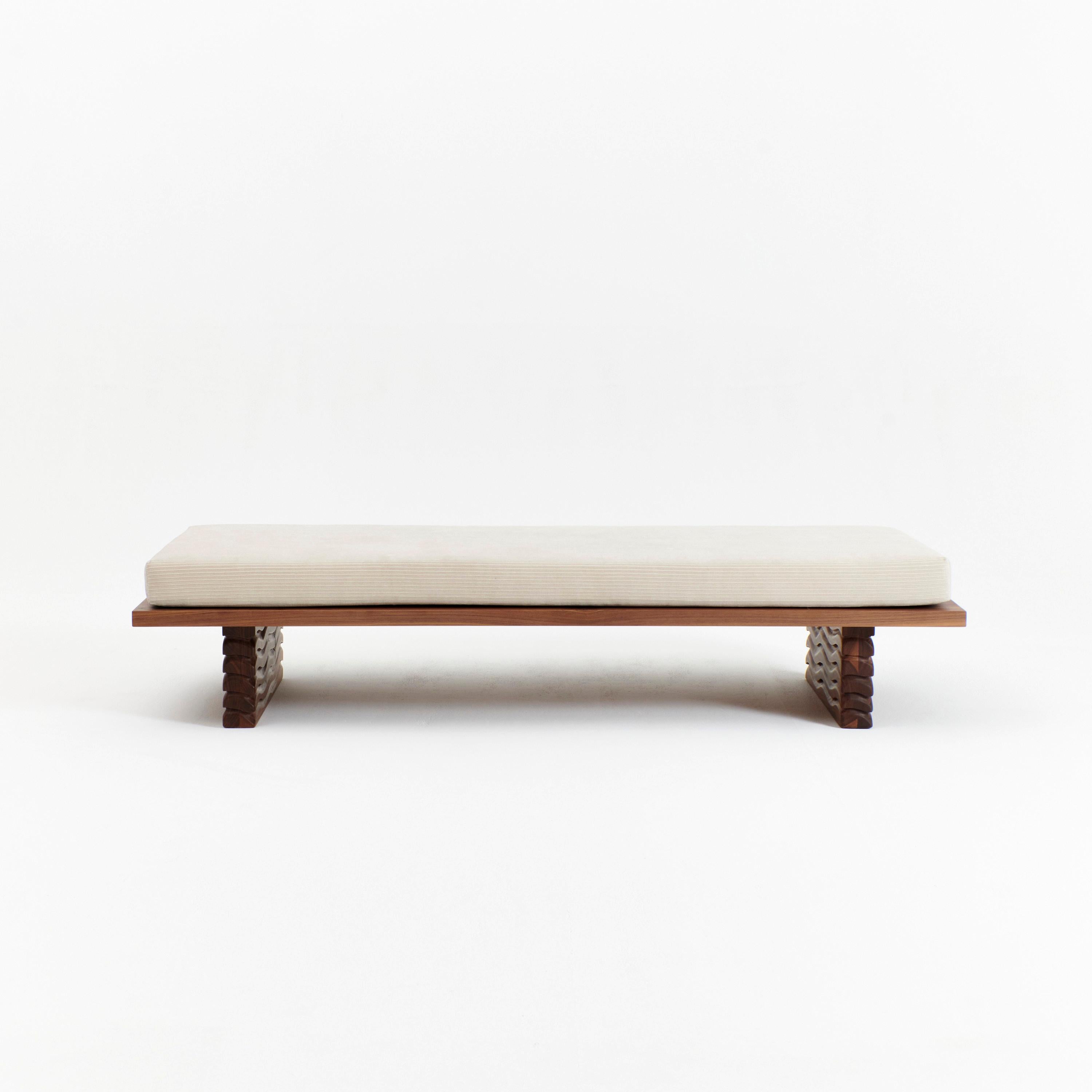 NAZARÉ DAYBED, conçu en 2024.

Le lit de jour Nazaré est fabriqué en noyer massif et dispose d'un coussin amovible. Les pieds présentent une texture ondulée détaillée, sculptée à la main, qui donne son nom à la pièce.

Disponible dans le matériau du
