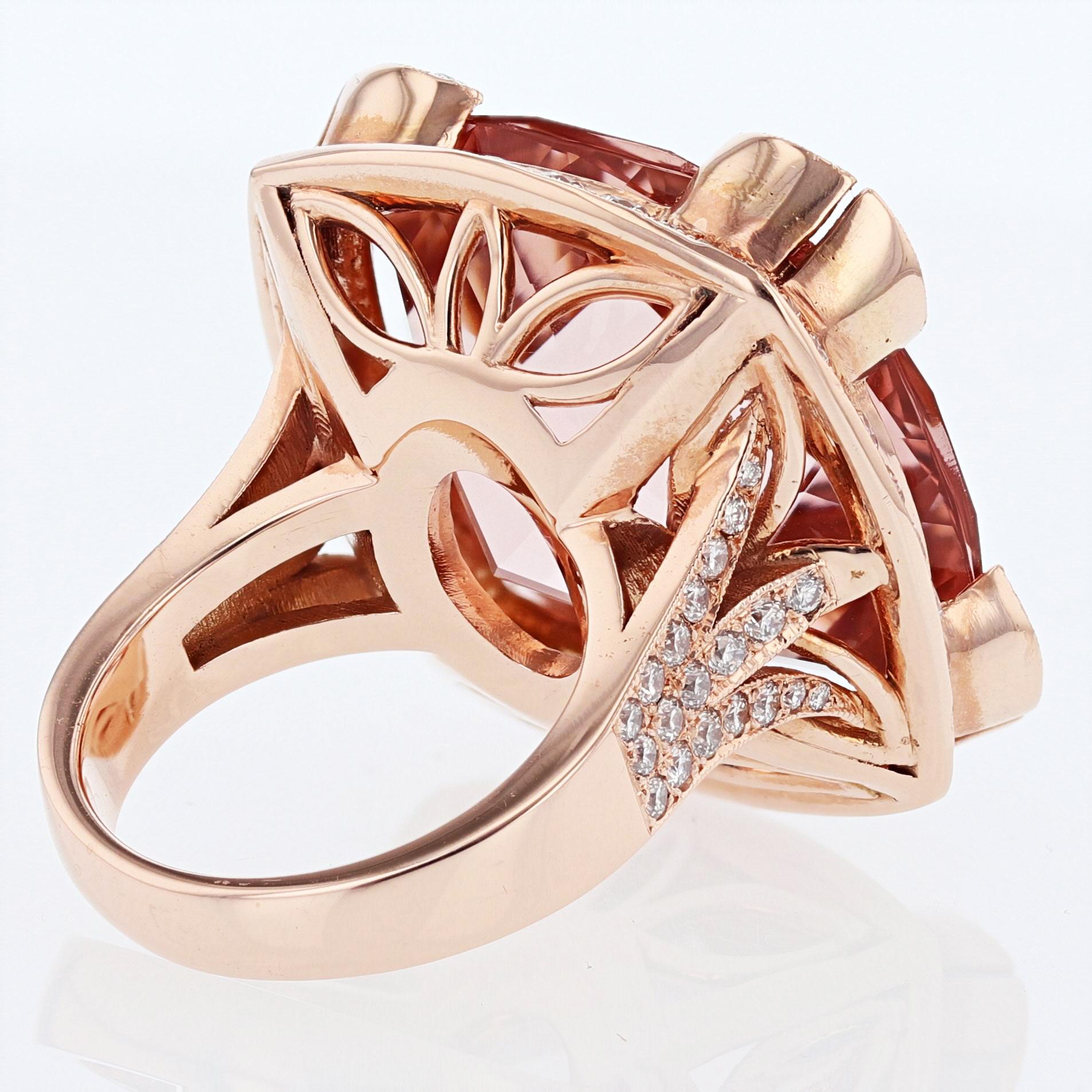 Taglio cuscino Anello Nazarelle in oro rosa 14 carati 41.10 con morganite a cuscino e diamanti in vendita