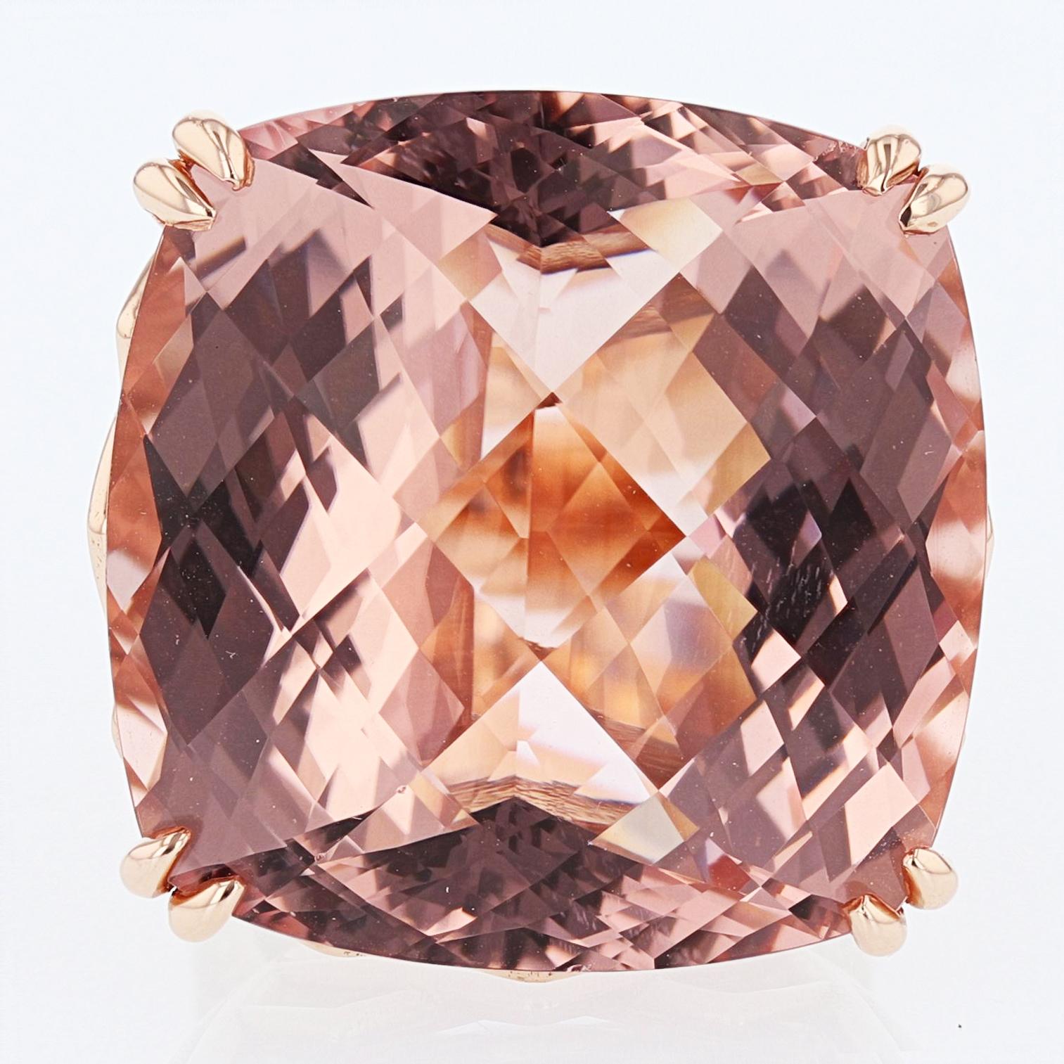 Este anillo está hecho en oro rosa de 14 quilates y lleva una morganita en damero de corte cojín de 60,63 ct con engaste de cesta. El anillo también tiene una caña triple con 36 diamantes de talla redonda engastados en garras, con un peso total de
