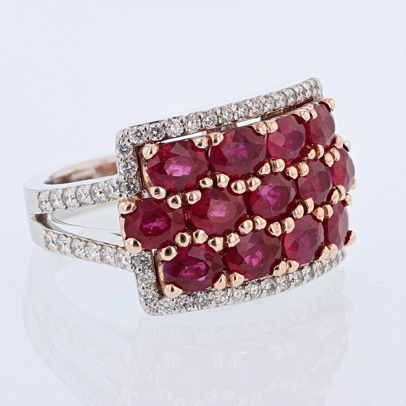 Este anillo está hecho en 14 quilates blanco y rosa y tiene 13 rubíes ovalados engastados con un peso de 4,24 quilates. Además, el anillo tiene 64 diamantes redondos engastados con garras, de color (H) y claridad (SI1-SI2).