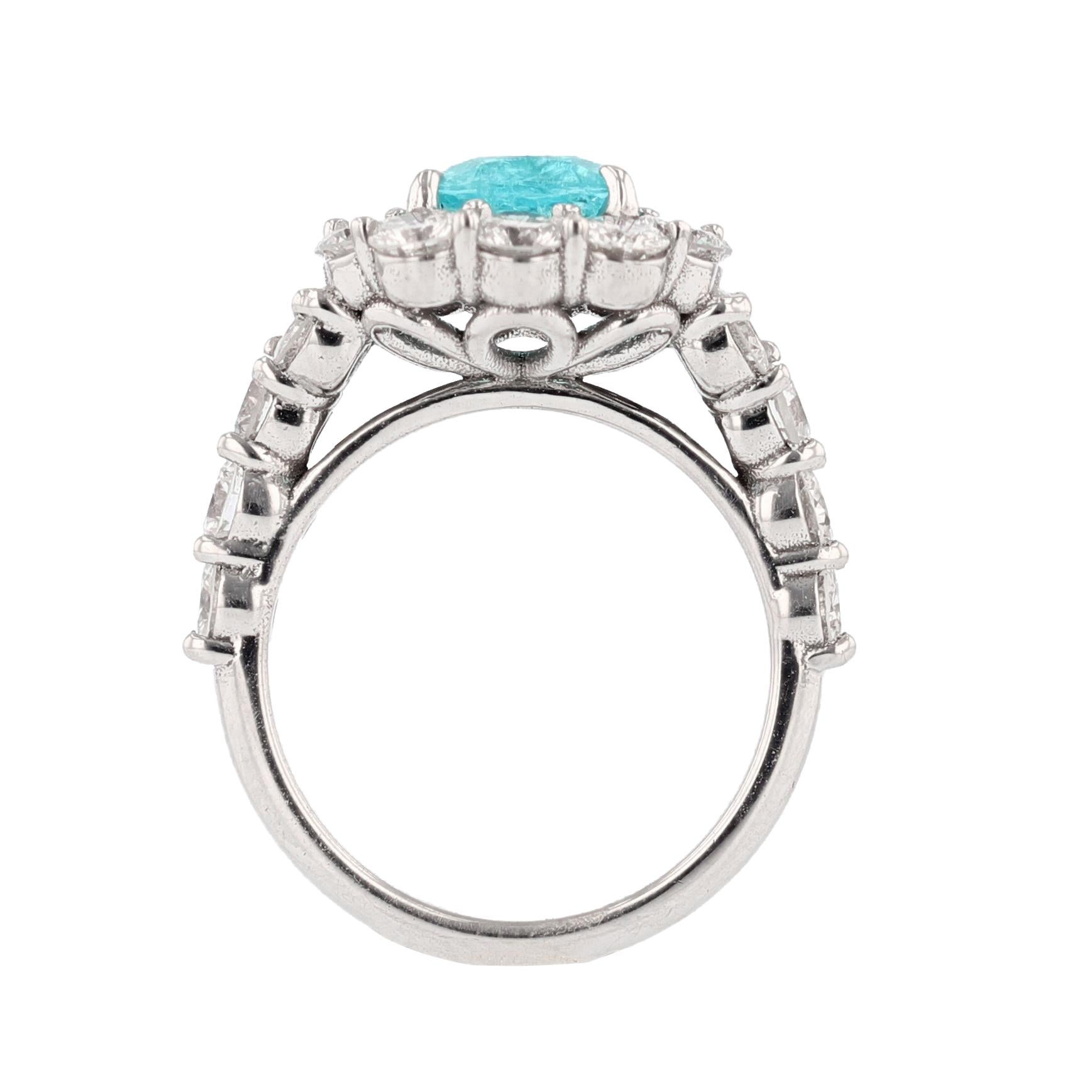 Este anillo está diseñado por Nazarelle y lleva una Turmalina Paraiba brasileña de 2,51 quilates de talla cojín con certificado Gia. El número de certificado de la piedra central es 