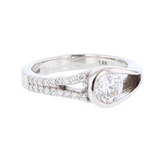 Anillo de compromiso de diamantes redondos Nazarelle de oro blanco de 18 quilates
