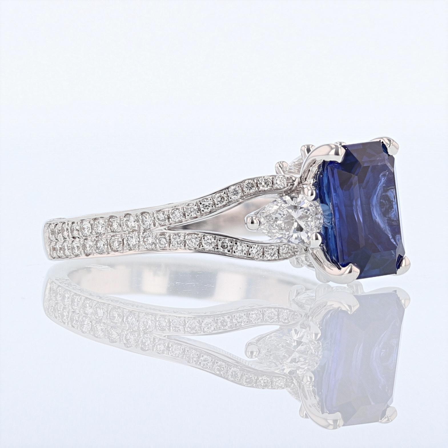 Dieser Ring ist aus 18 Karat Weißgold gefertigt und mit einem blauen Saphir im Smaragdschliff mit einem Gewicht von 2,20 Karat besetzt. Auf dem Schaft sind 156 runde Diamanten mit einem Gewicht von 0,55 ct. (Farbe: H) und 4 birnenförmige Diamanten