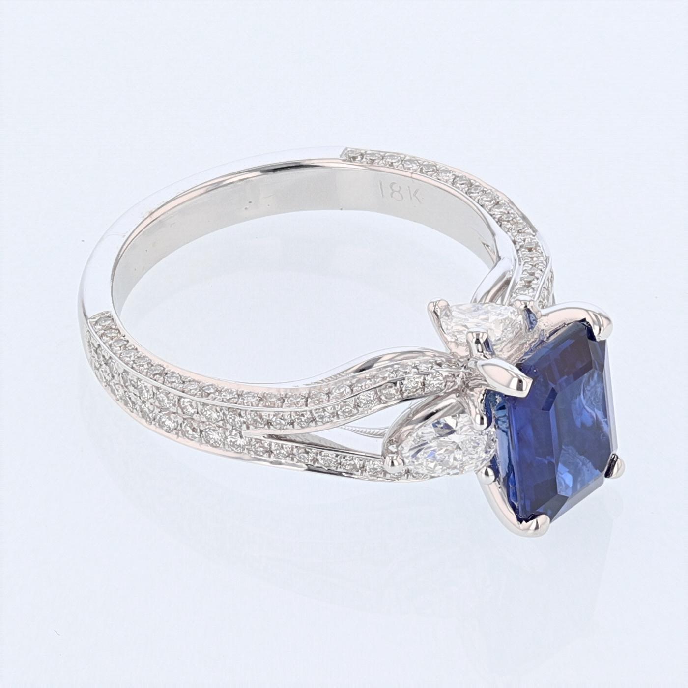 Nazarelle Ring aus 18 Karat Weißgold mit 2,20 Karat Saphir im Smaragdschliff und Diamant (Zeitgenössisch) im Angebot