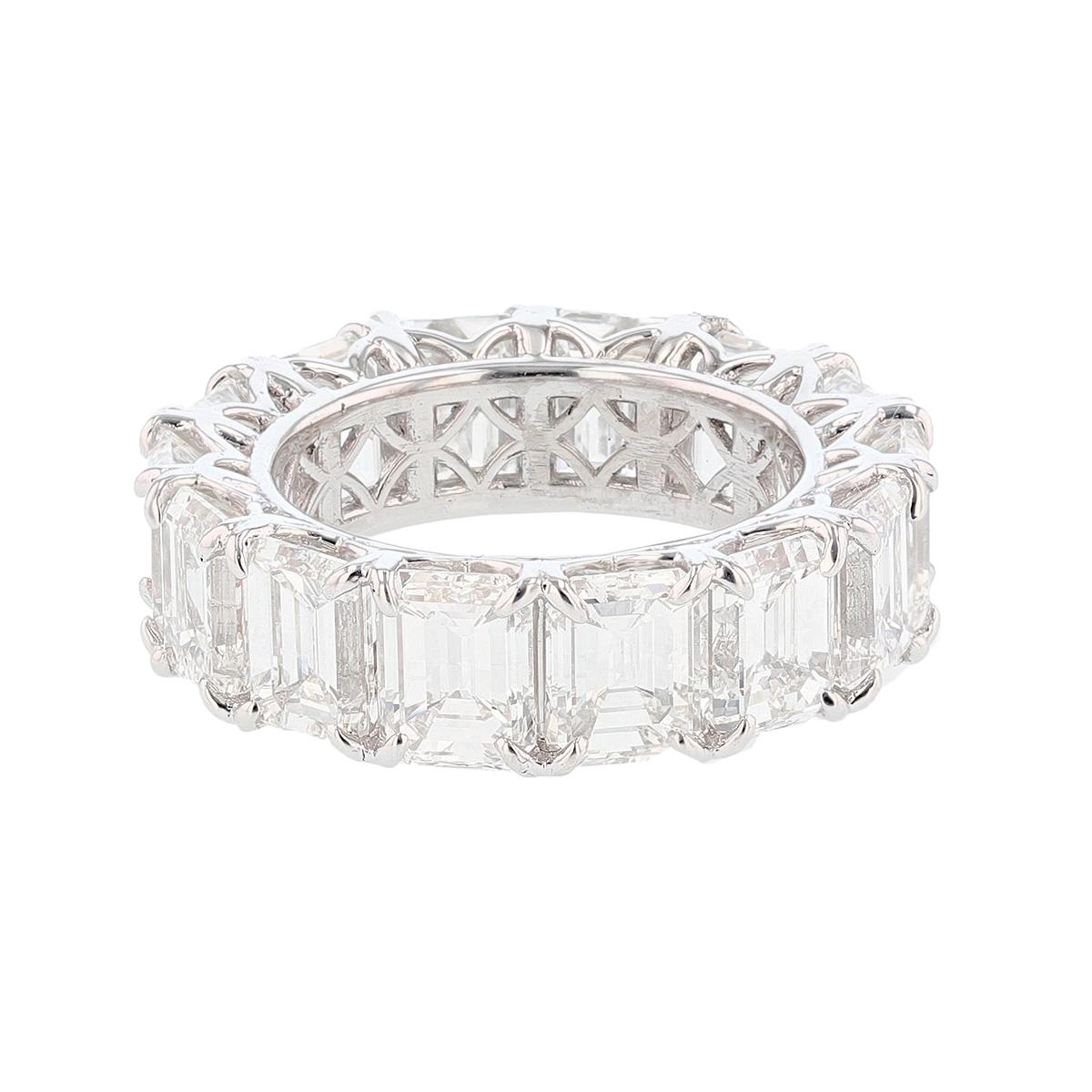 El anillo está diseñado por Joyería Nazarelle y fabricado en oro blanco de 18 quilates. Presenta 14 Diamantes talla Esmeralda, engastados con garras, con un peso de 14,57 quilates; cada diamante pesa 1,01 quilates con un grado de color (F) y un