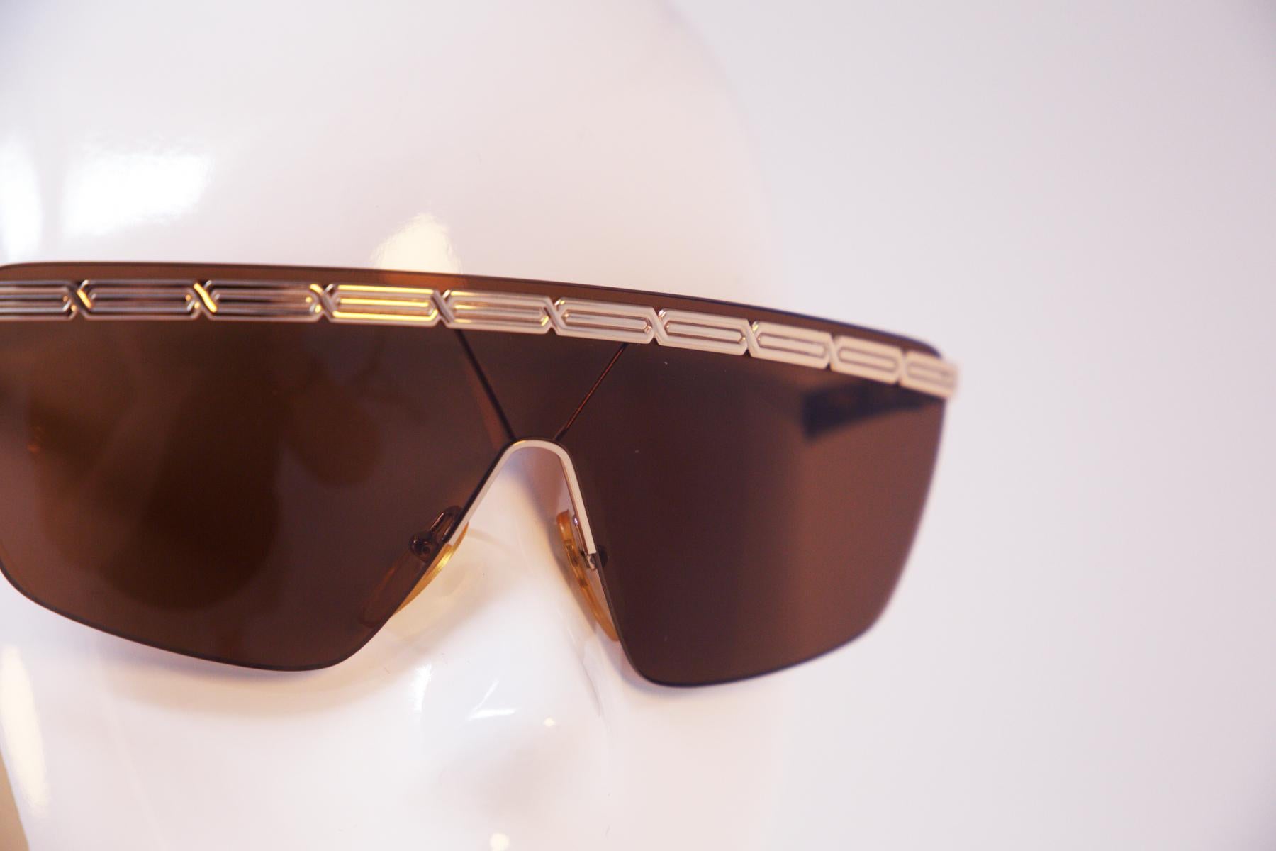 Luxurious original Nazareno Gabrielli sunglasses in gold and black made in the 1990s by the historic Italian fashion house Gabrielli, number 135.
This is a very refined and rare model of oversize mask.
The eyewear is a wonderful piece of futuristic