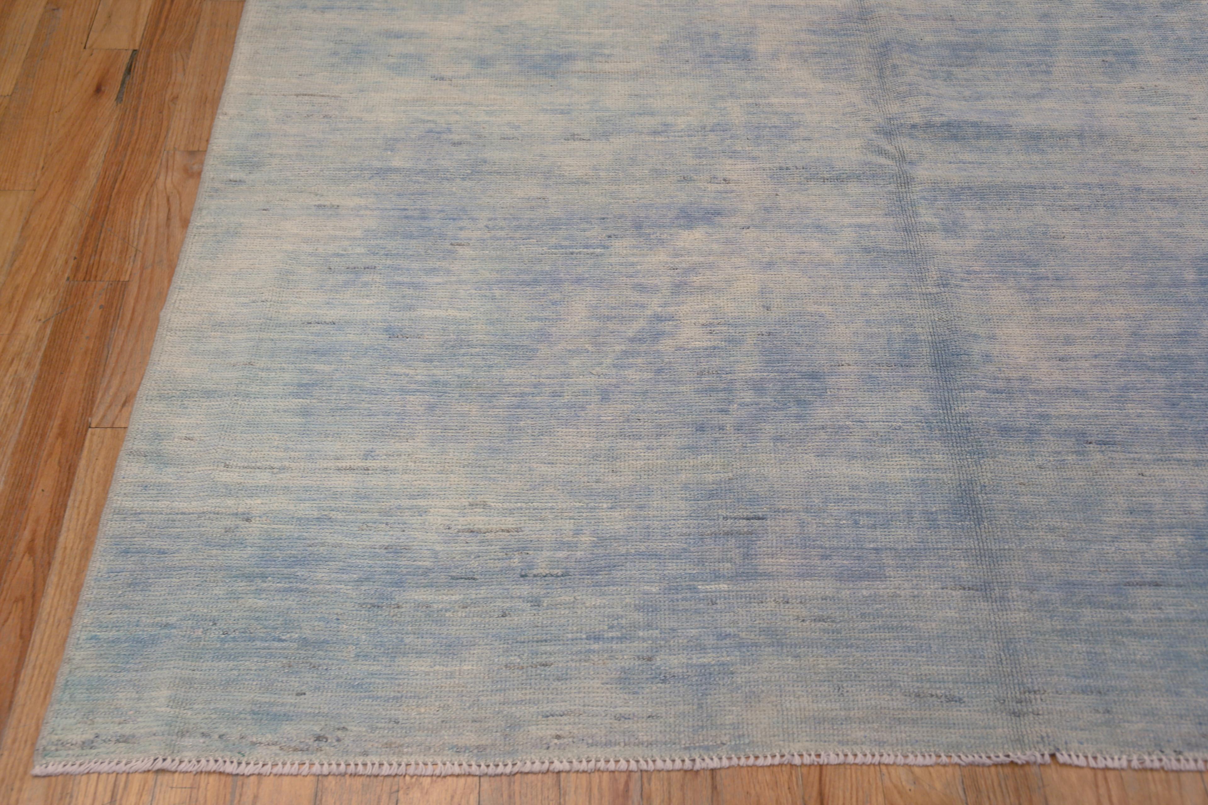 Superbe tapis moderne décoratif abstrait aux tons doux, de la taille d'une pièce, Pays d'origine : Asie centrale, Circa date : Tapis modernes