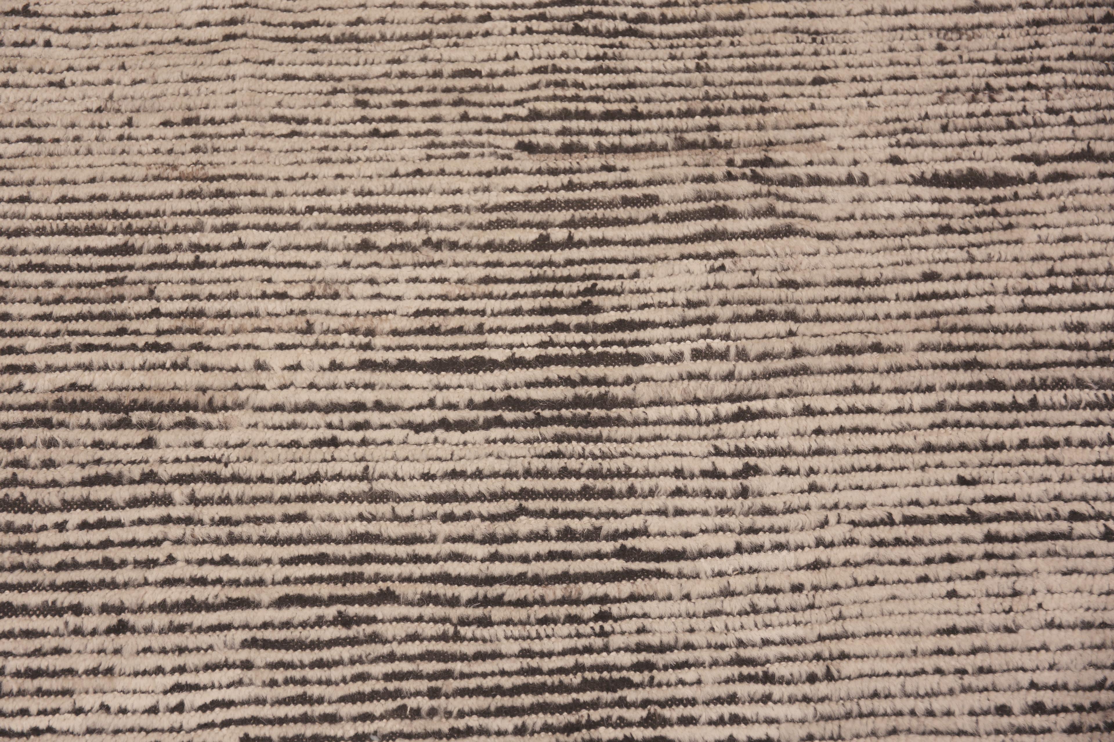 Tapis décoratif et polyvalent de grande taille de forme carrée abstraite minimaliste solide crème moderne, Pays d'origine : Asie centrale, Circa Date : Tapis moderne